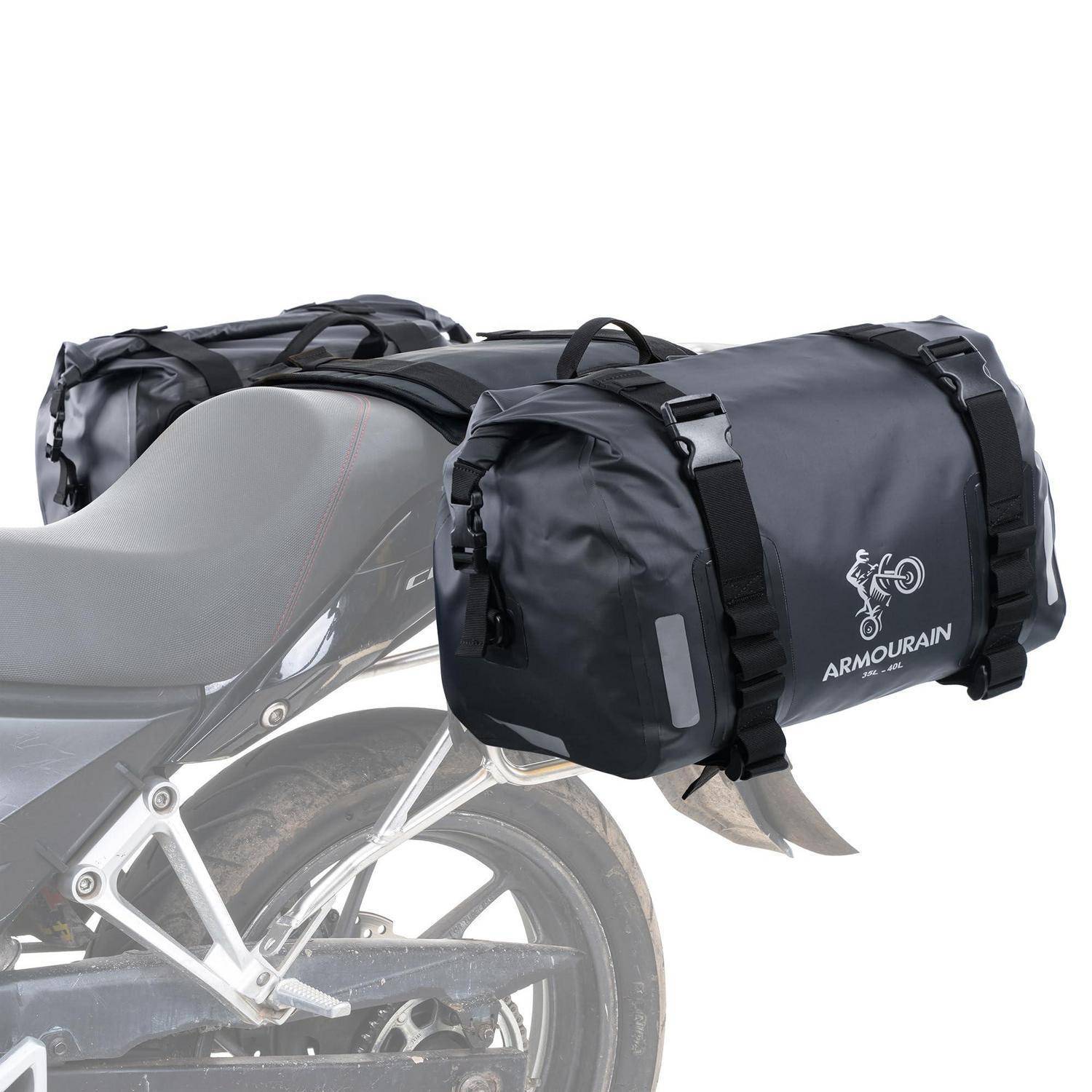 Motorrad mit zwei schwarzen wasserdichten Satteltaschen an der Rückseite montiert, Marke 'ARMOURAIN'.