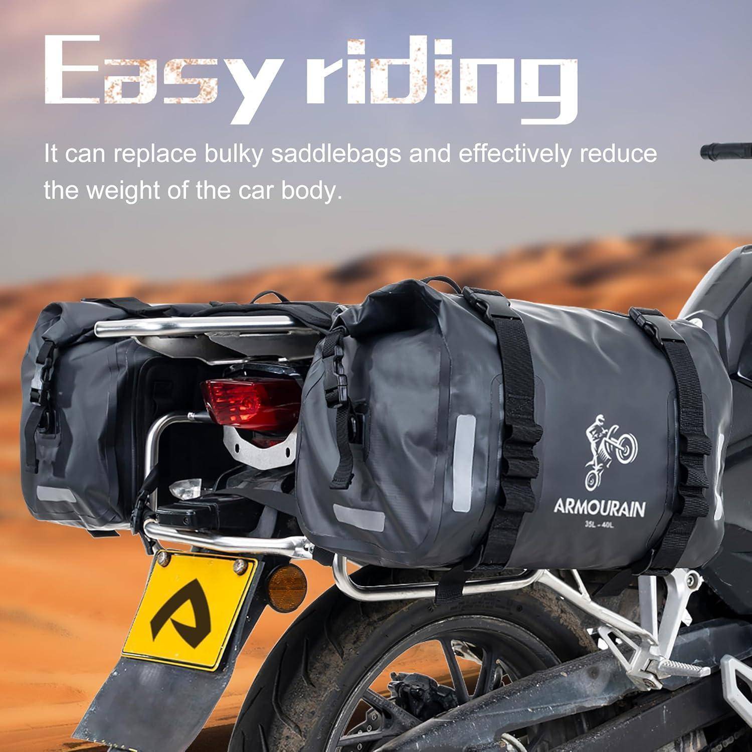 Motorrad mit großen schwarzen Satteltaschenpanniers mit der Aufschrift „ARMOURAIN" auf der Rückseite, das einfaches Fahren und reduziertes Gewicht im Vergleich zu sperrigen Satteltaschen bewirbt.