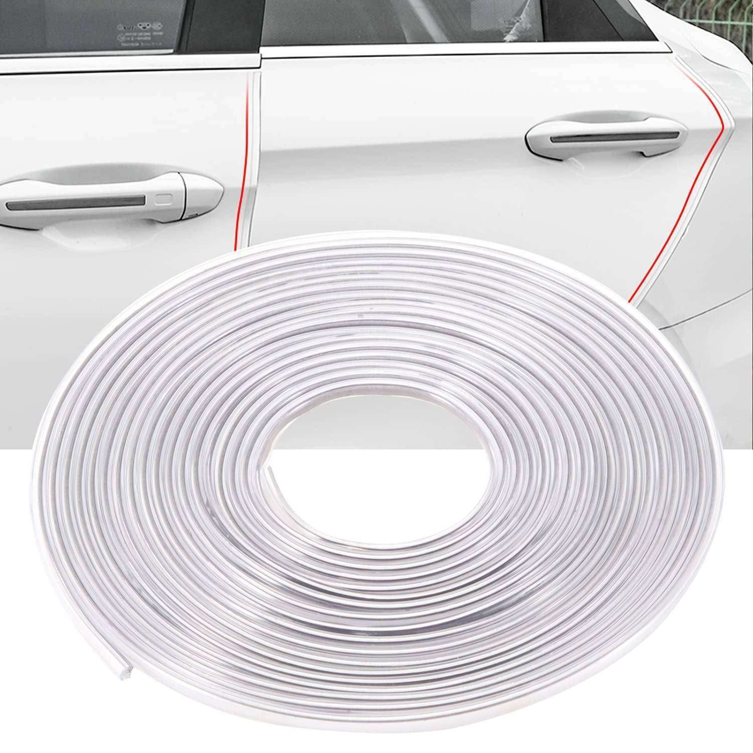 Aufgerollter weißer Klebeband-Trimmstreifen, der vor einer Autotür gezeigt wird und dekorative Seitenkörper-Leisten oder Kantenschützer anzeigt.