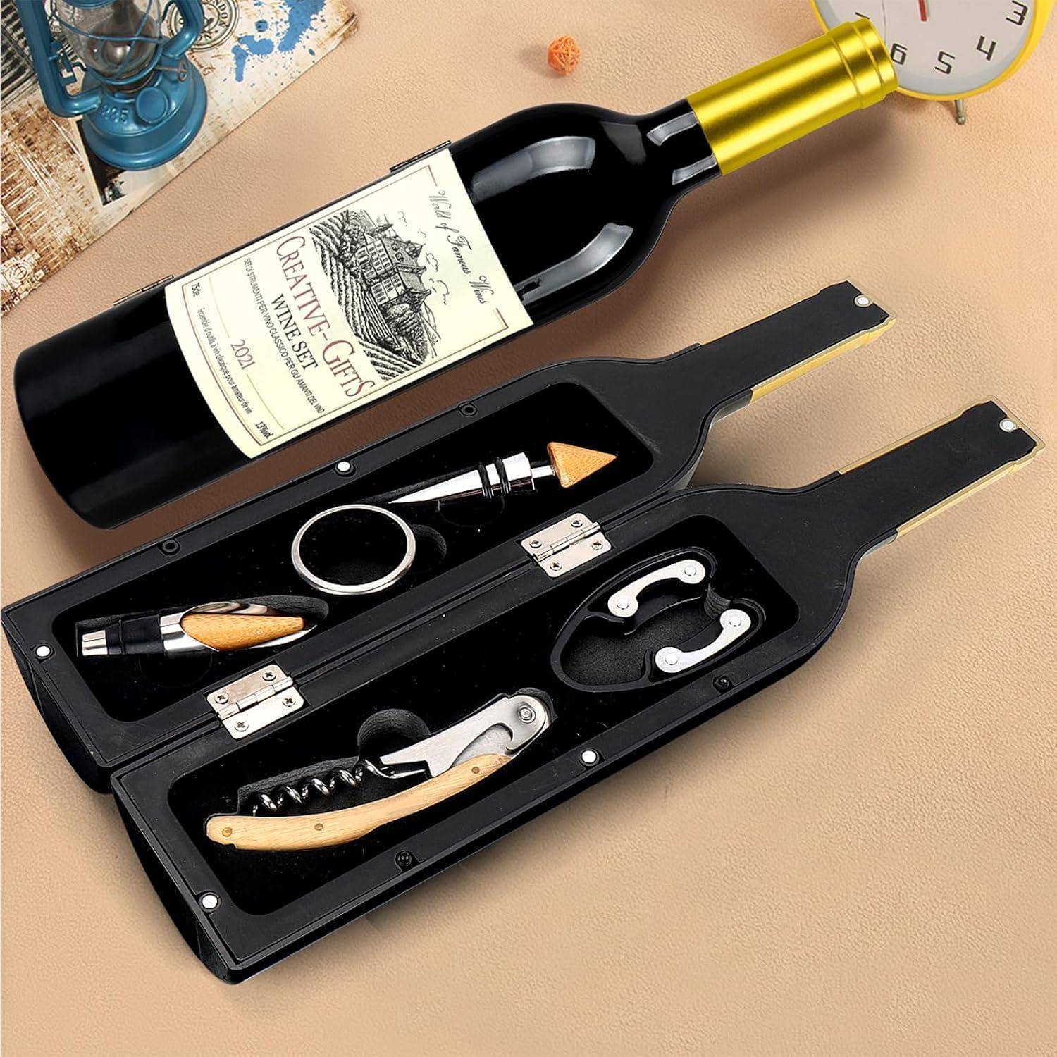 Kreatives Geschenkset in einer weinflaschenförmigen Verpackung, das sich öffnet und einen Korkenzieher, ein Messer und Zubehör für den Weinservice enthält.