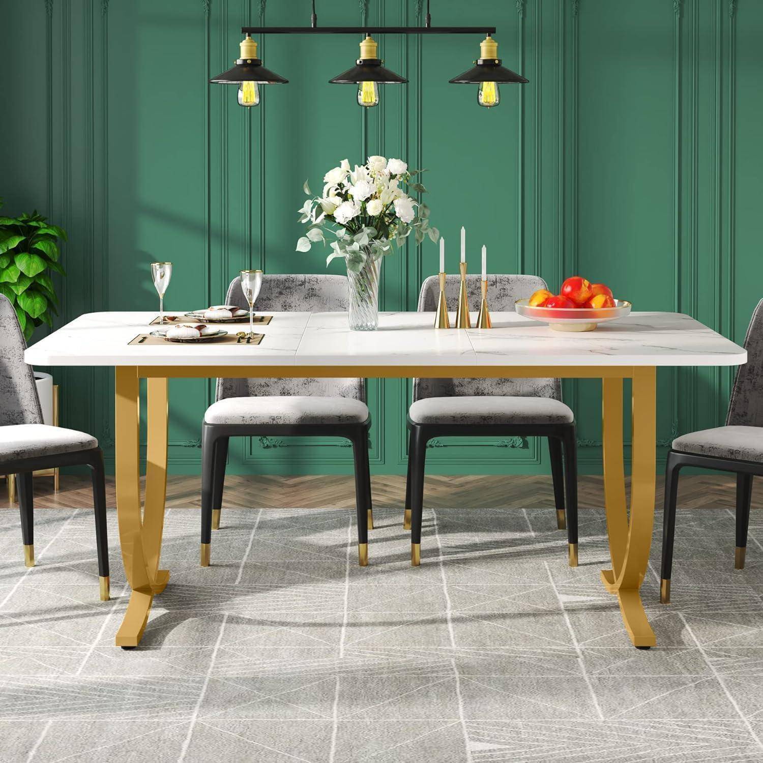 Modernes Esszimmer mit weißem Tisch, goldenen Beinen, schwarz-goldenen Stühlen, hängenden Leuchten und grüner Paneelwand.