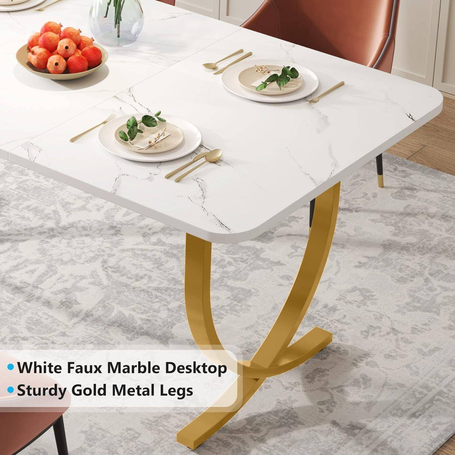 Weißer Esstisch aus künstlichem Marmor mit goldenen Metallbeinen, eingedeckt mit Tellern und Besteck; Overlaytext lautet „Weißer Esstisch aus künstlichem Marmor