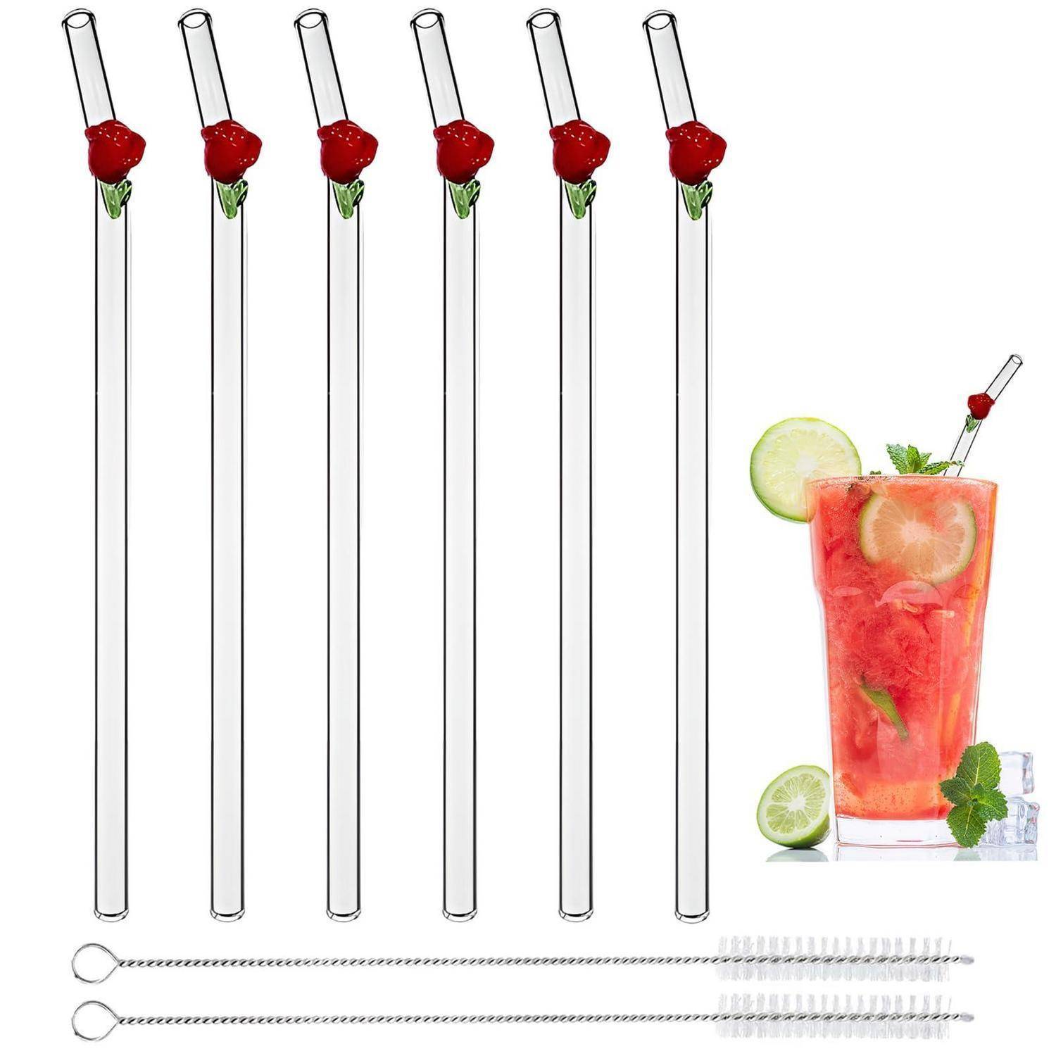 Satz aus sechs Glastrinkhalmen mit Rotbeerendekoration, plus zwei Reinigungsbürsten und einem Erdbeer-Cocktail mit Limettenscheiben.