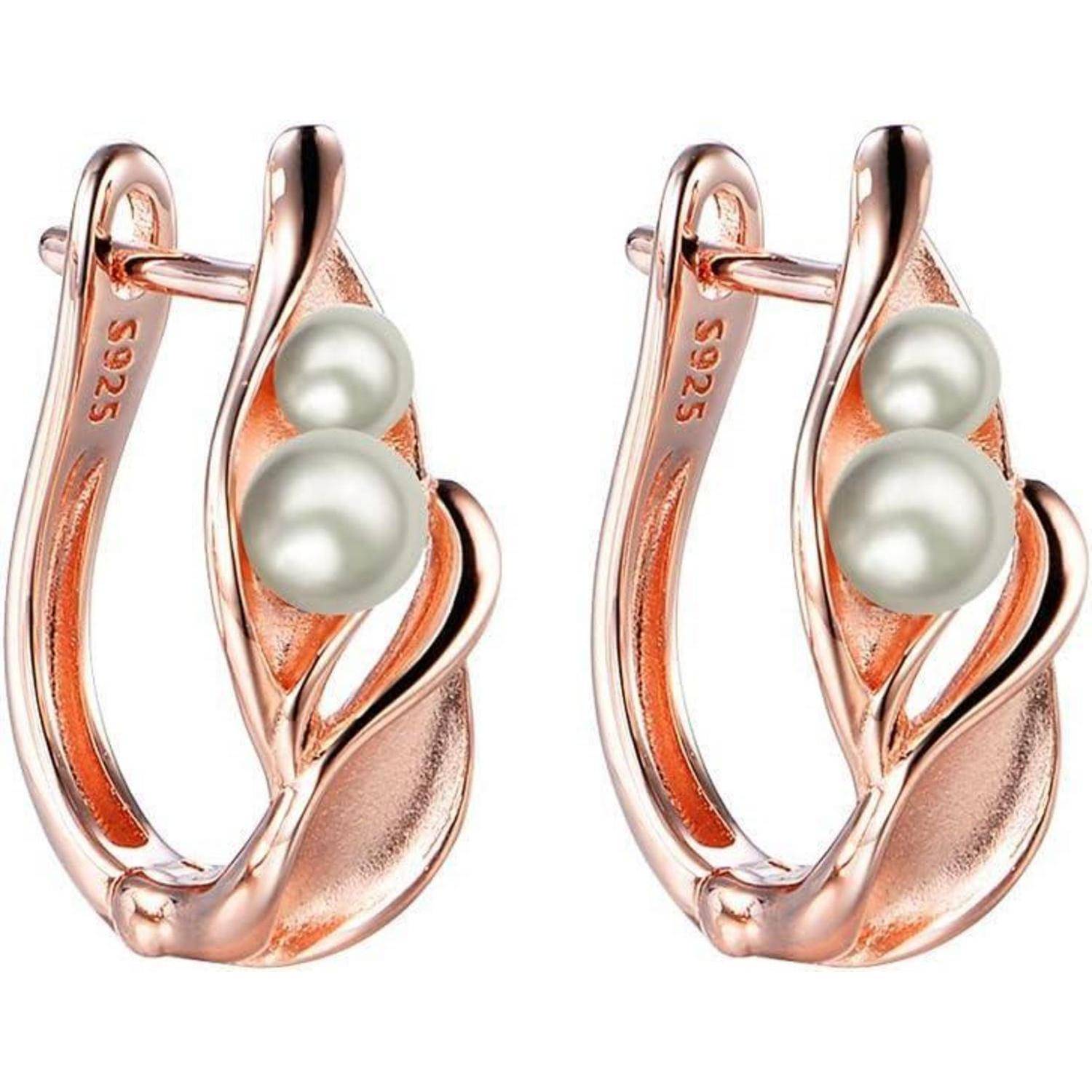 Paar Rosegold-Ohrringe mit Perlakzenten, nebeneinander auf weißem Hintergrund gezeigt.