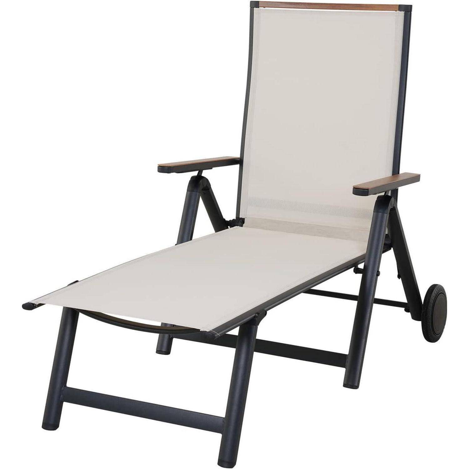 Schwarzer Liegestuhl mit Rahmen, beige-farbener Polsterung an Sitz und Rückenlehne, Holzarmlehnen und Hinterrädern auf weißem Hintergrund.