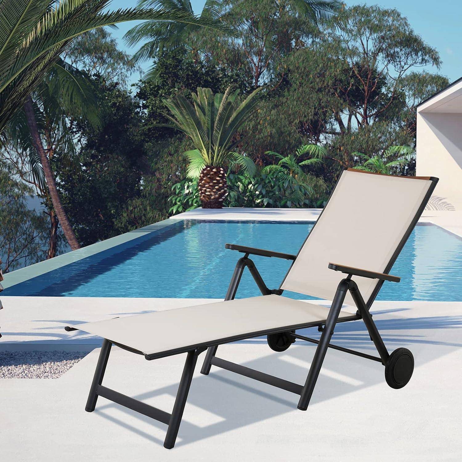 Weißer Loungesessel neben einem Pool auf einer sonnigen Terrasse, mit Palmen und üppigem Grün im Hintergrund.