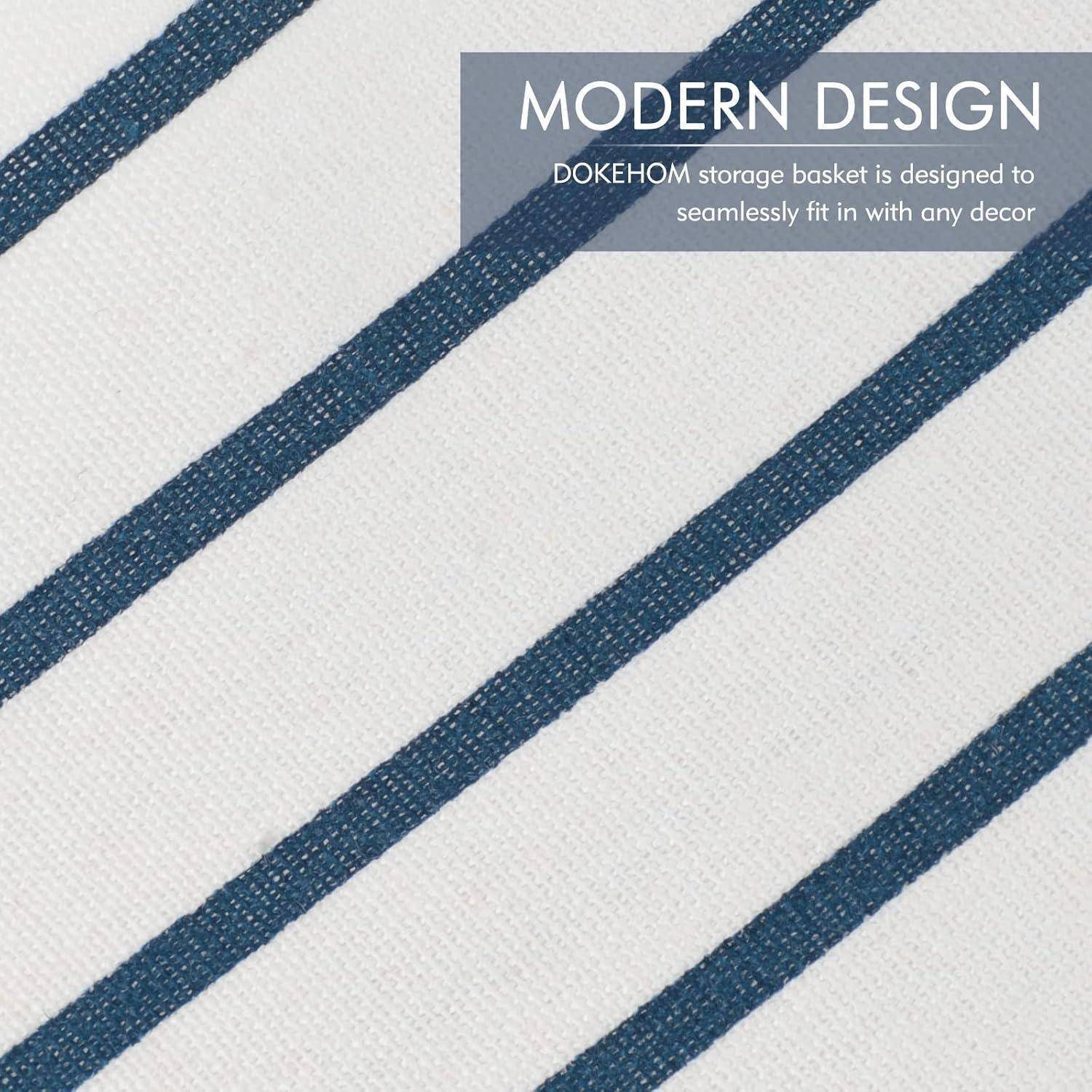 Nahaufnahme eines weißen Stoff-Aufbewahrungskorbs mit dunkelblauem diagonalem Streifenmuster, mit der Beschriftung „MODERN DESIGN
