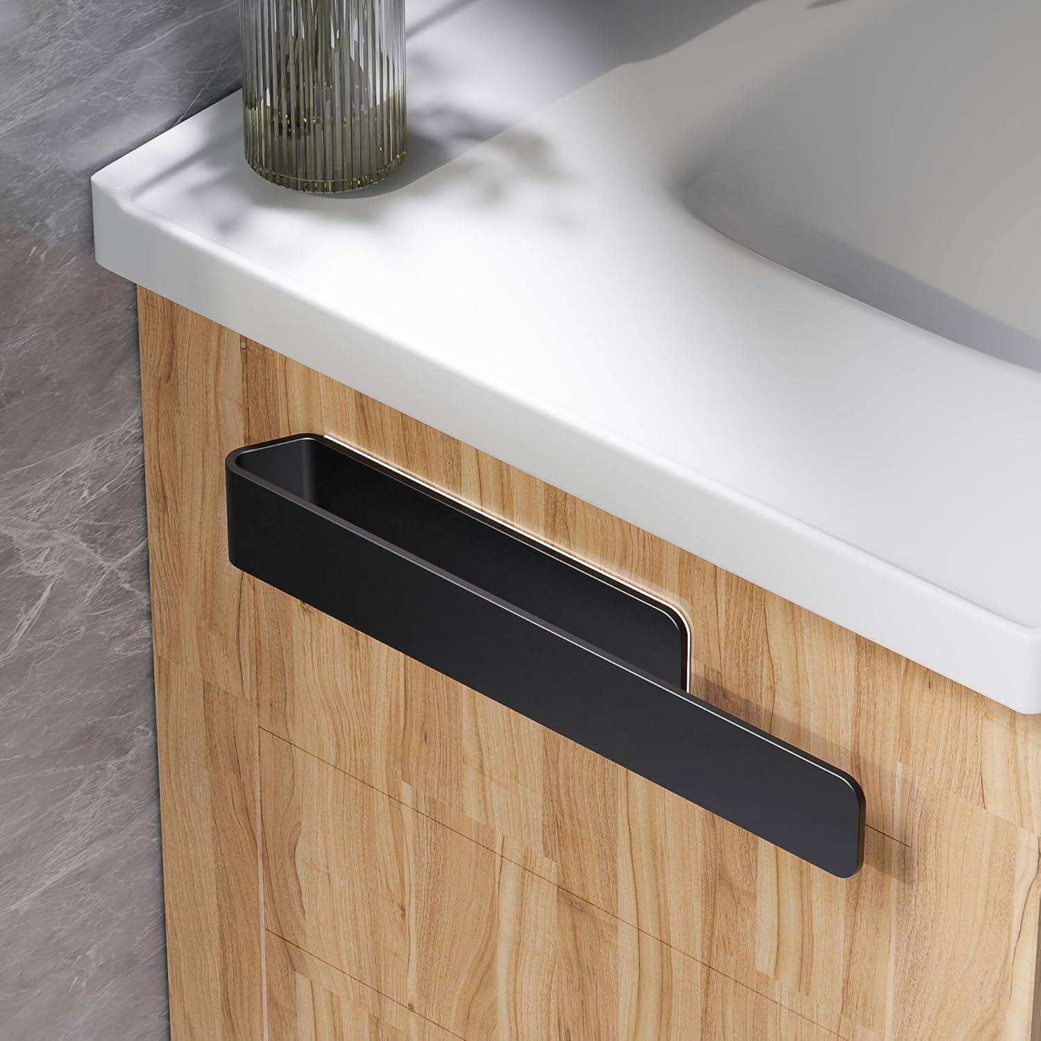 Modernes Badezimmerwaschtisch mit weißer Arbeitsplatte und Holzmaserung-Schrank, mit einer matten schwarzen Handtuchstange und einer kleinen Vase oben.