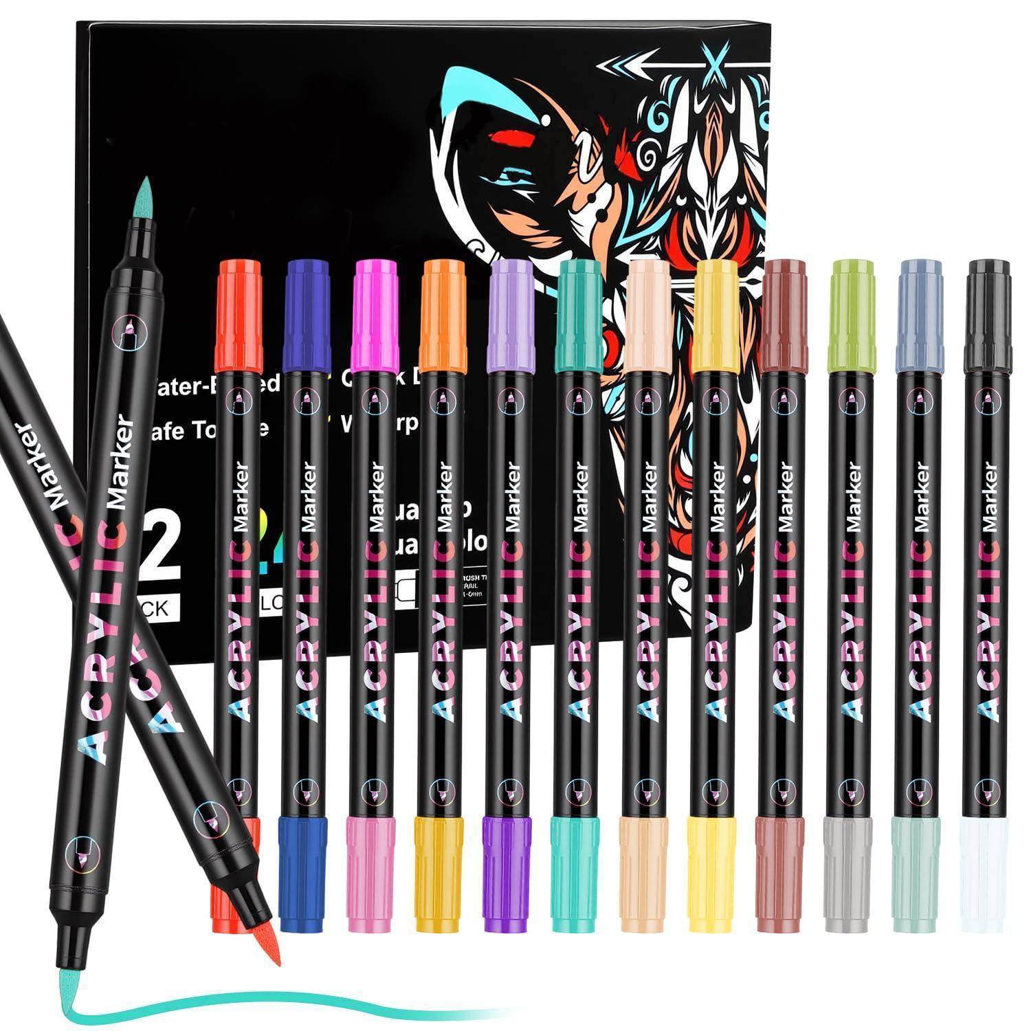 Sortierte Acrylfarben-Marker mit farbigen Kappen in einer Reihe angeordnet, mit einer schwarzen Marker-Packung oder Anzeige dahinter.