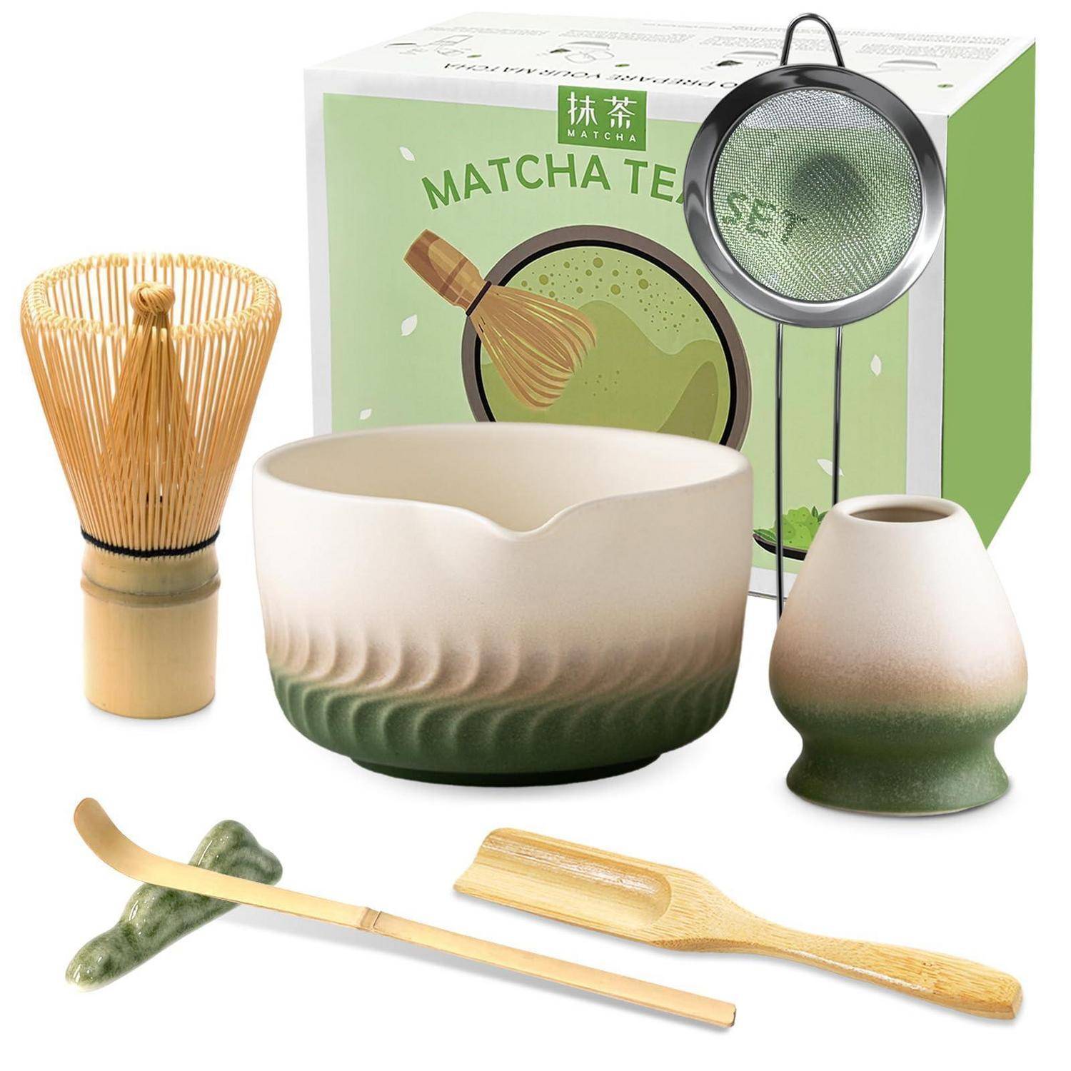 Matcha-Teezeremonial-Set mit Besen, Sieb, Schale, Löffel, Halter und Ständer, dargestellt vor der Produktschachtel.
