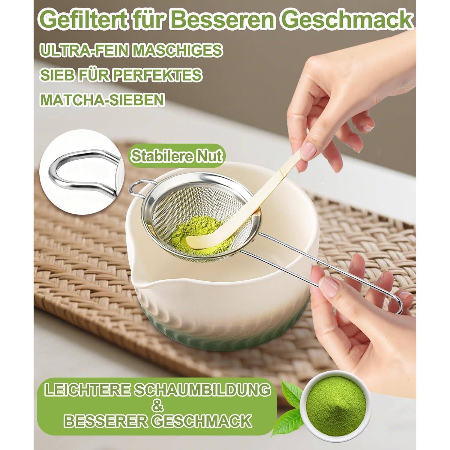 Hände, die ein feines Matcha-Sieb über einer Schüssel verwenden, zeigen eine glattere Matcha-Zubereitung; deutscher Text bewirbt „extra-feines" Sieben, stabilen Griff, besseren Schaum und Geschmack.