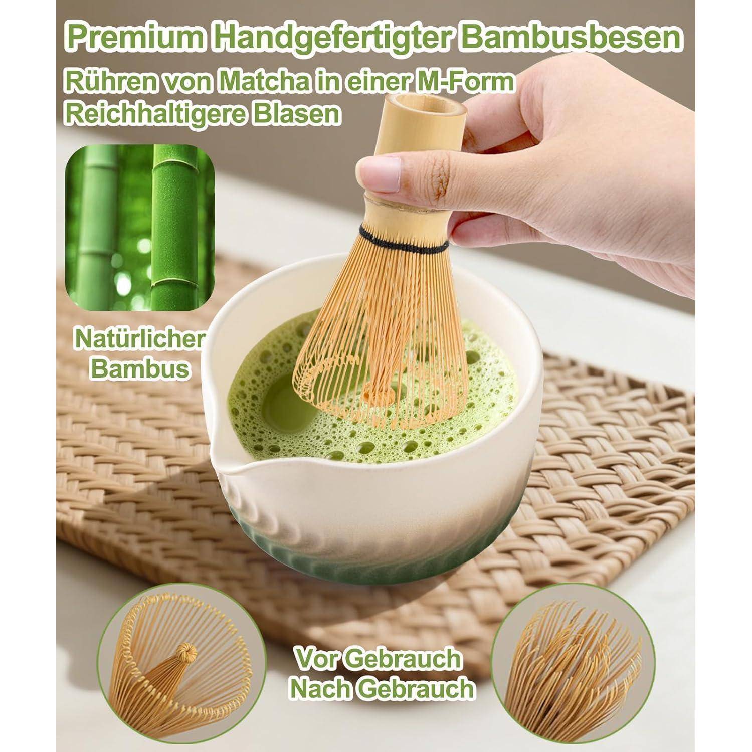 Hand, die einen Bambus-Matcha-Quirl über eine Schüssel mit schaumigem grünem Matcha hält; eine Produktanzeige hebt das natürliche Bambusmaterial und die Vor- und Nachform des Quirls hervor.