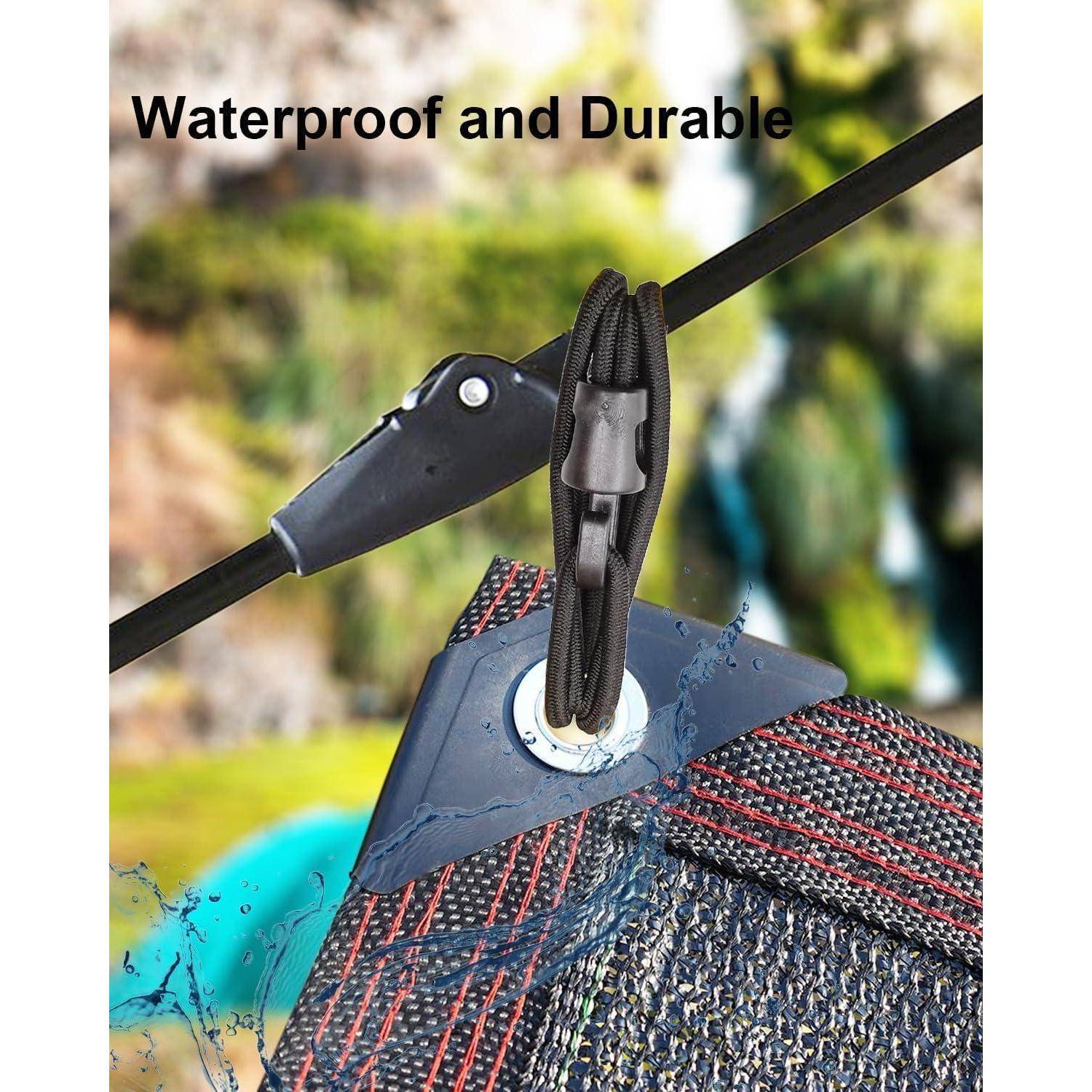Nahaufnahme einer wasserdichten, haltbaren Kabelschlaufe und Klemme an einer Stofftasche, mit dem Text 