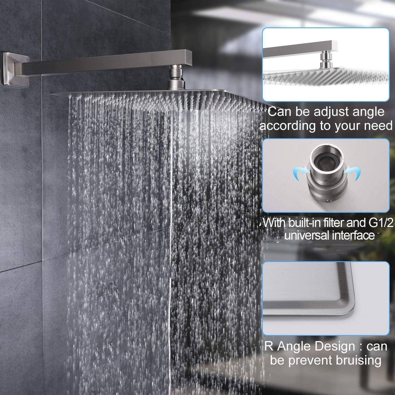 Moderner quadratischer Regenduschkopf sprüht Wasser in einem gefliesten Badezimmer, mit eingefügten Beschriftungen, die den verstellbaren Winkel, den integrierten Filter und den universellen G1/2-Anschluss sowie das abgerundete R-Winkel-Design zeigen.