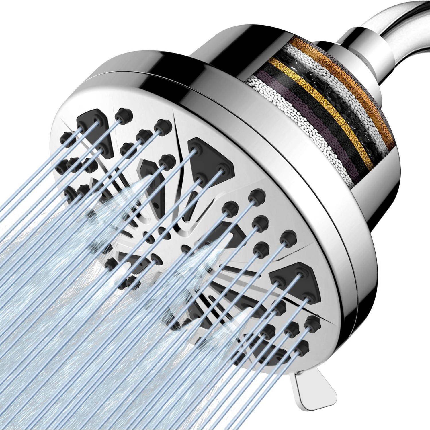 Nahaufnahme eines Duschkopfs mit mehreren Düsen, der Wasser sprüht, mit geflochtener Schläuche und verchromtem Finish auf weißem Hintergrund.