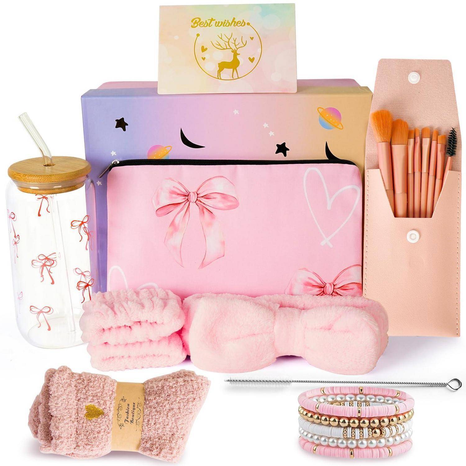 Sortierte rosa Geschenk- und Schönheitsartikel: Becher, Kosmetikpinsel, Täschchen, Stirnband und Armbänder, die als koordiniertes Set angeordnet sind.