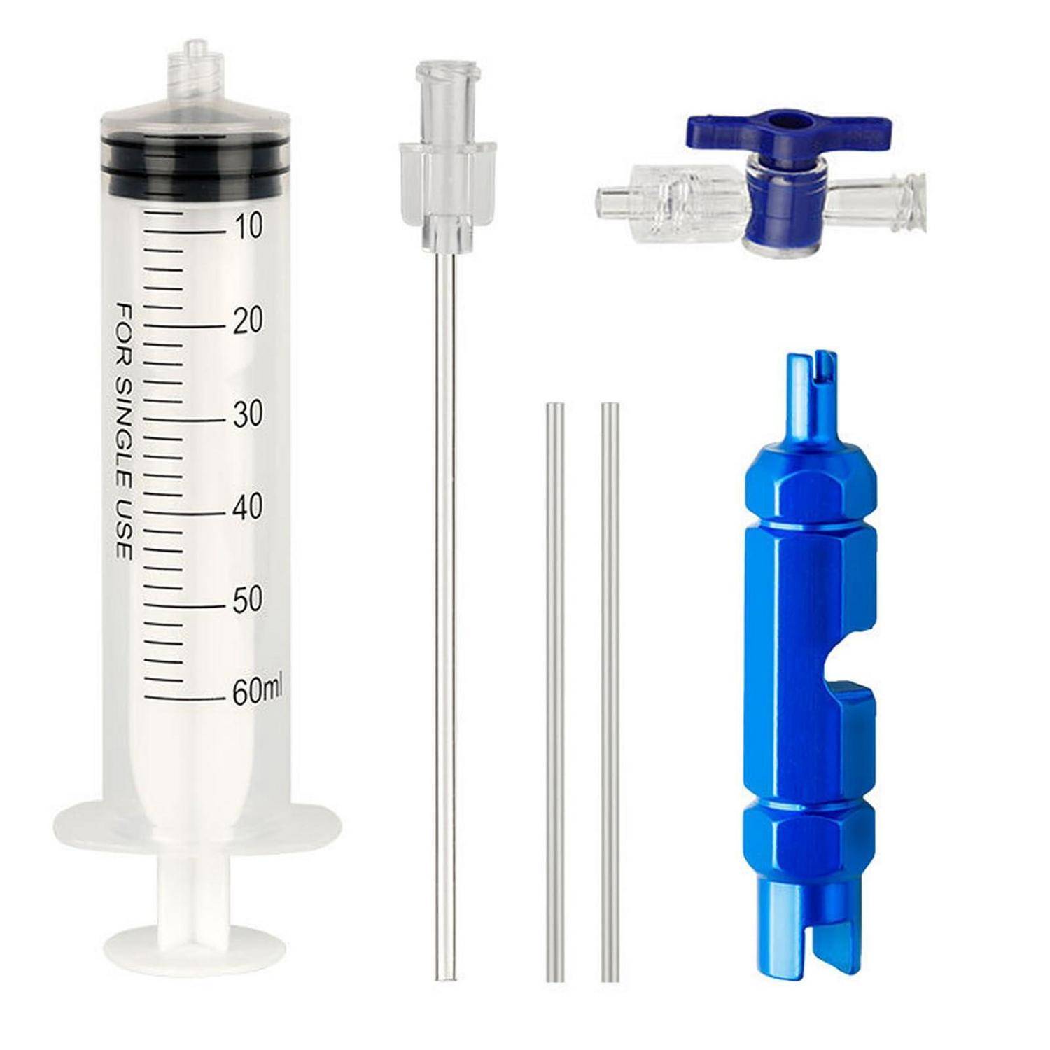 Medizinisches Spritzeset mit einer 60-ml-Spritze, Metallstangen, transparentem Verbindungsstück und blauem ventilartigen Werkzeug auf weißem Hintergrund.