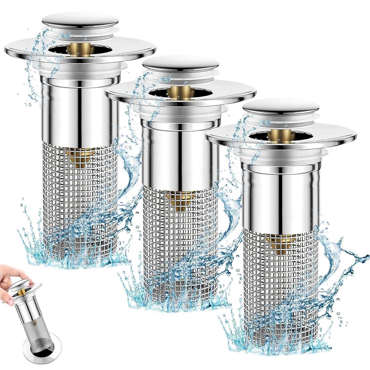 Drei Edelstahl-Spülbecken-Ablaufsiebe werden mit spritzendem Wasser gezeigt, plus eine Hand, die eines in eine Ablauföffnung einsetzt.