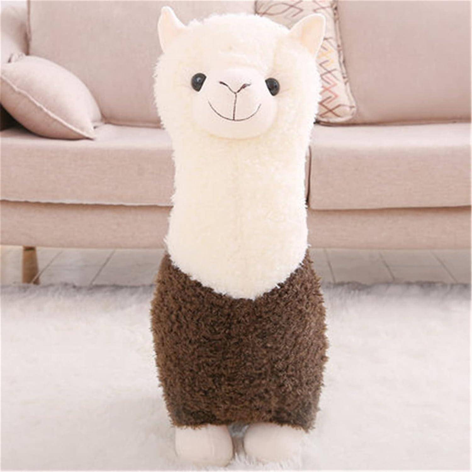 Ein kuscheliges Lama-Spielzeug mit weißem Gesicht und braunem Körper steht auf einem flauschigen Teppich vor einem Sofa.