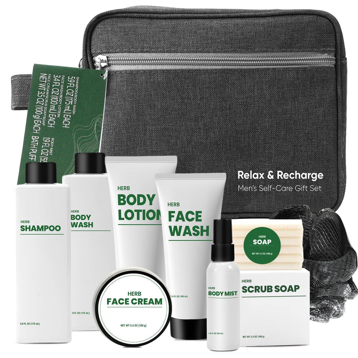 Herren-Selbstpflege-Geschenkset mit schwarzer Kulturtasche und HerB-Pflegeprodukten: Shampoo, Körperwäsche, Körperlotion, Gesichtsreinigung, Gesichtscreme, Körpernebel, Seife und Peeling-Seife.