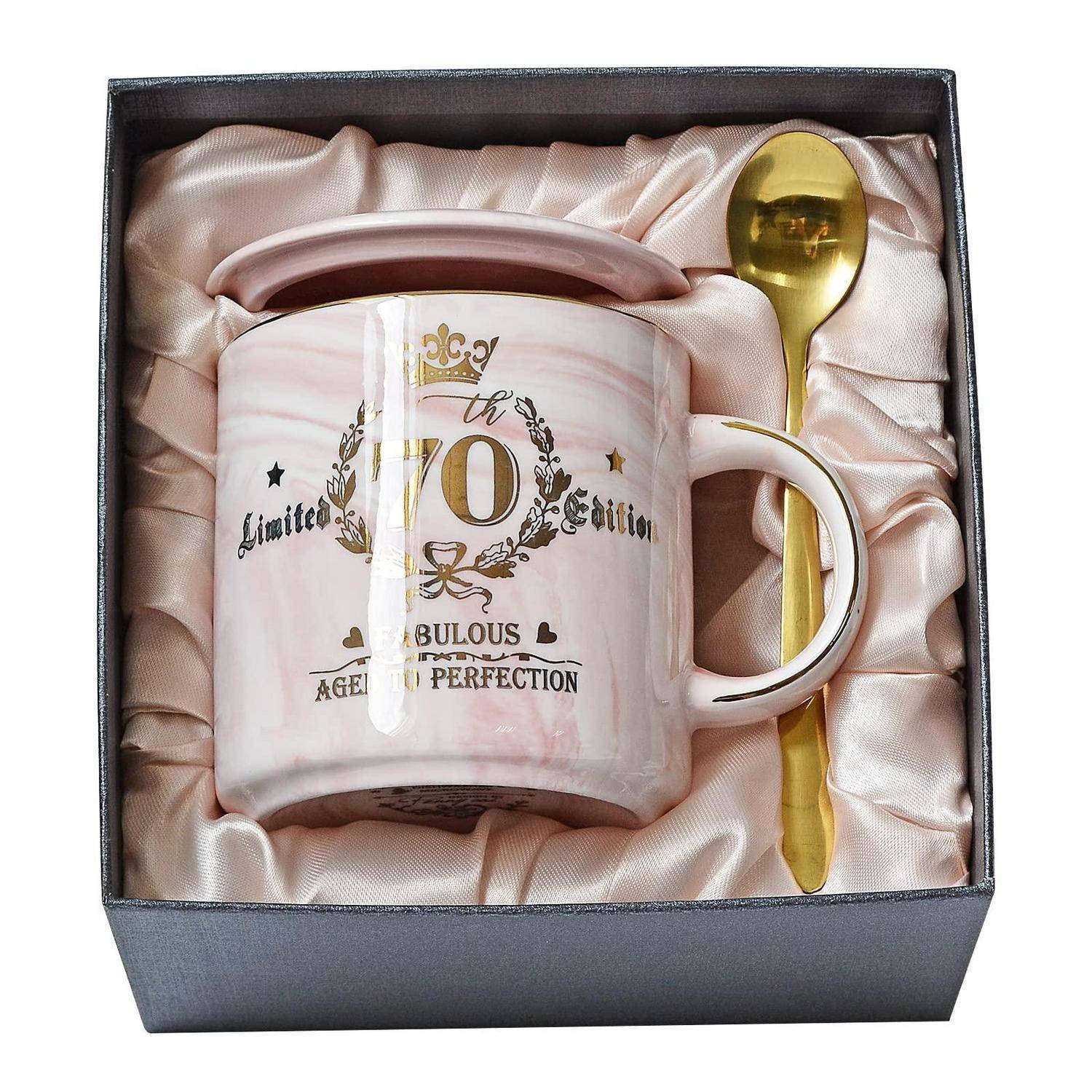 Geschenkbox mit einer rosa Keramiktasse und goldenem Löffel auf Satineinlage, mit 