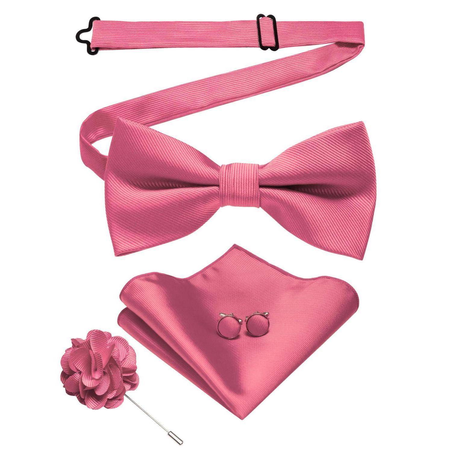 Rosa Formal-Accessoire-Set mit Fliege, Einstecktuch, Revers-Blütennadel und verstellbarem Nackenriemen auf weißem Hintergrund.