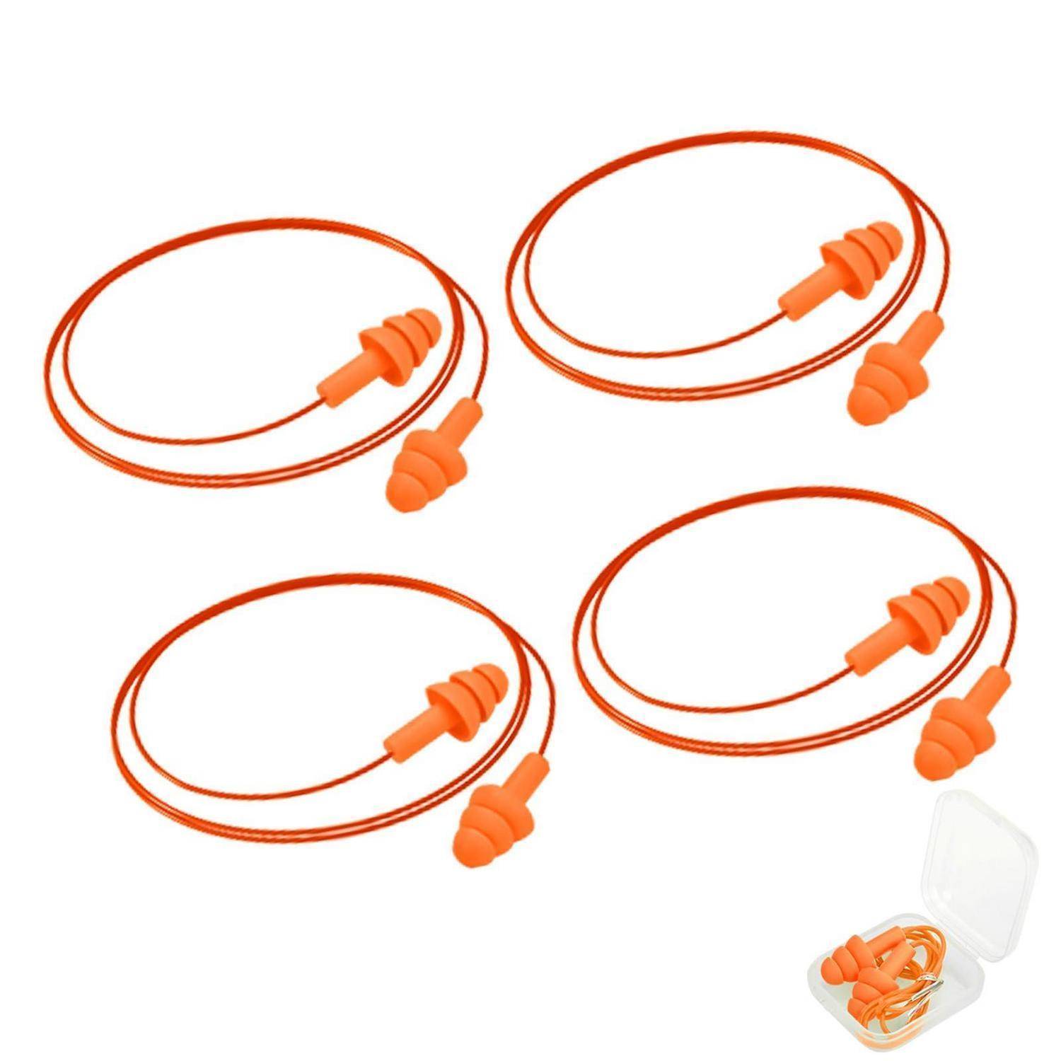 Vier orangefarbene Ohrstöpsel mit Kabel, die auf weißem Hintergrund angeordnet sind, mit einem kleinen transparenten Aufbewahrungskoffer unten rechts abgebildet.