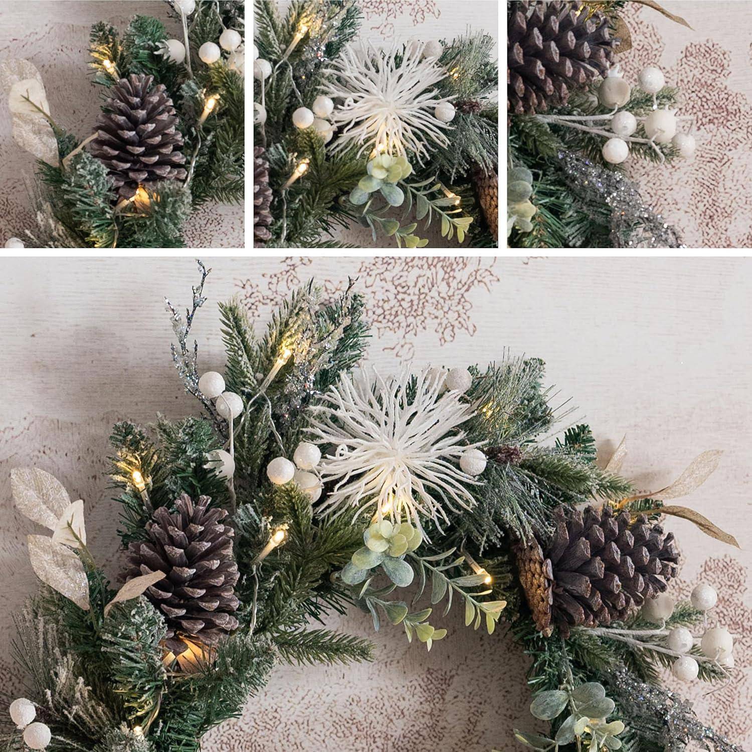 Immergrüner Weihnachtskranz mit Kiefernzapfen, weißen Beeren, Eukalyptus und warmen Lichtern an einer hellen Wand.