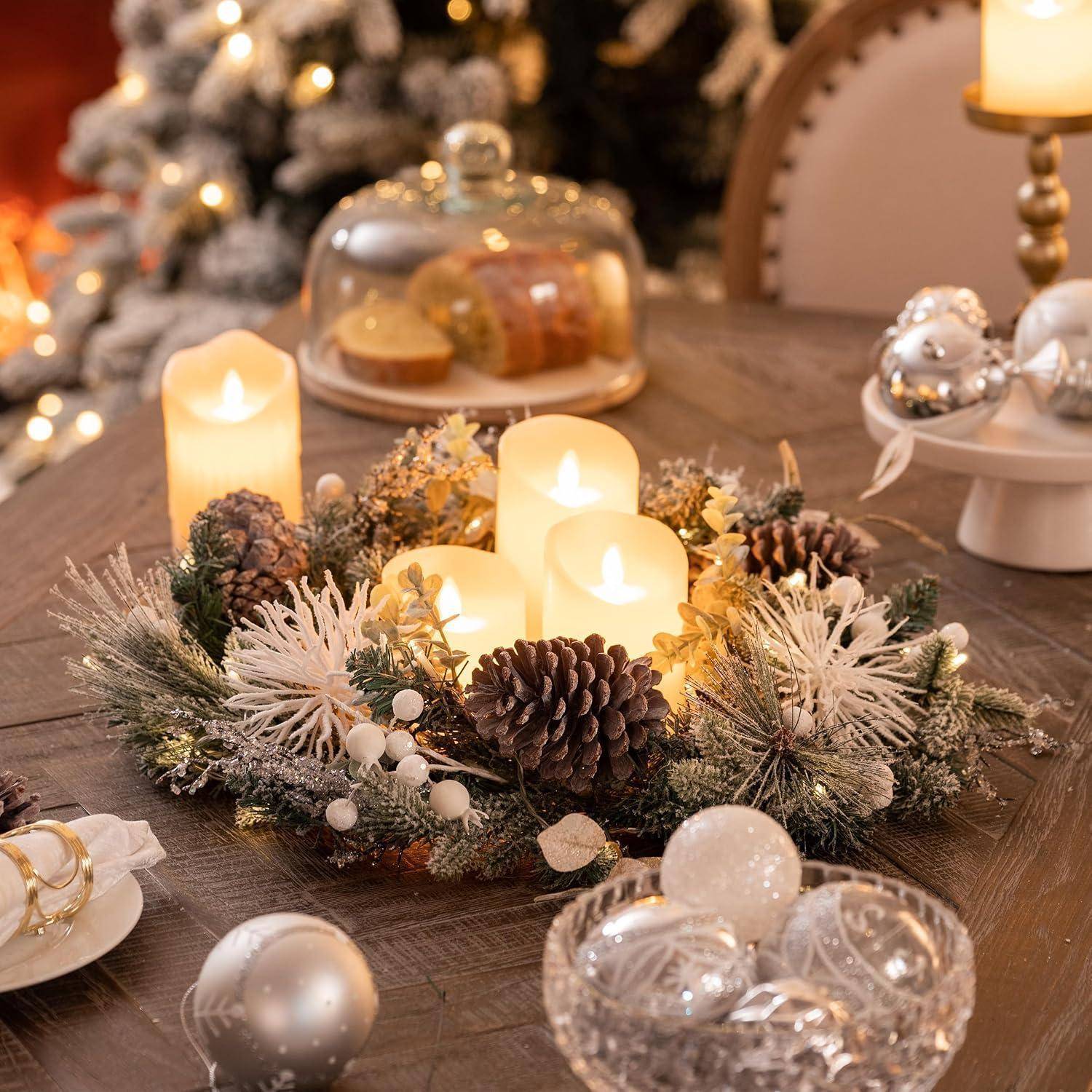Festlicher Weihnachtstischdekoration mit leuchtenden Kerzen, Tannenzapfen, gefrosttem Grün und silbernen Weihnachtskugeln auf einem Holztisch.