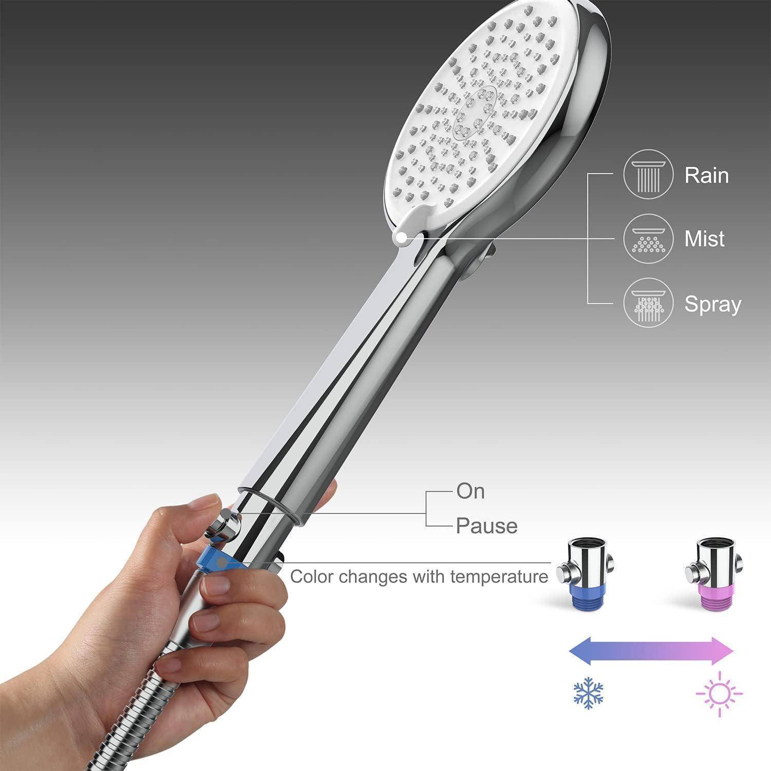 Hand, die einen verchromten Duschkopf mit wählbaren Einstellungen für Regen, Nebel und Sprühstrahl hält; die Anzeige wechselt die Farbe je nach Wassertemperatur von Blau zu Violett.