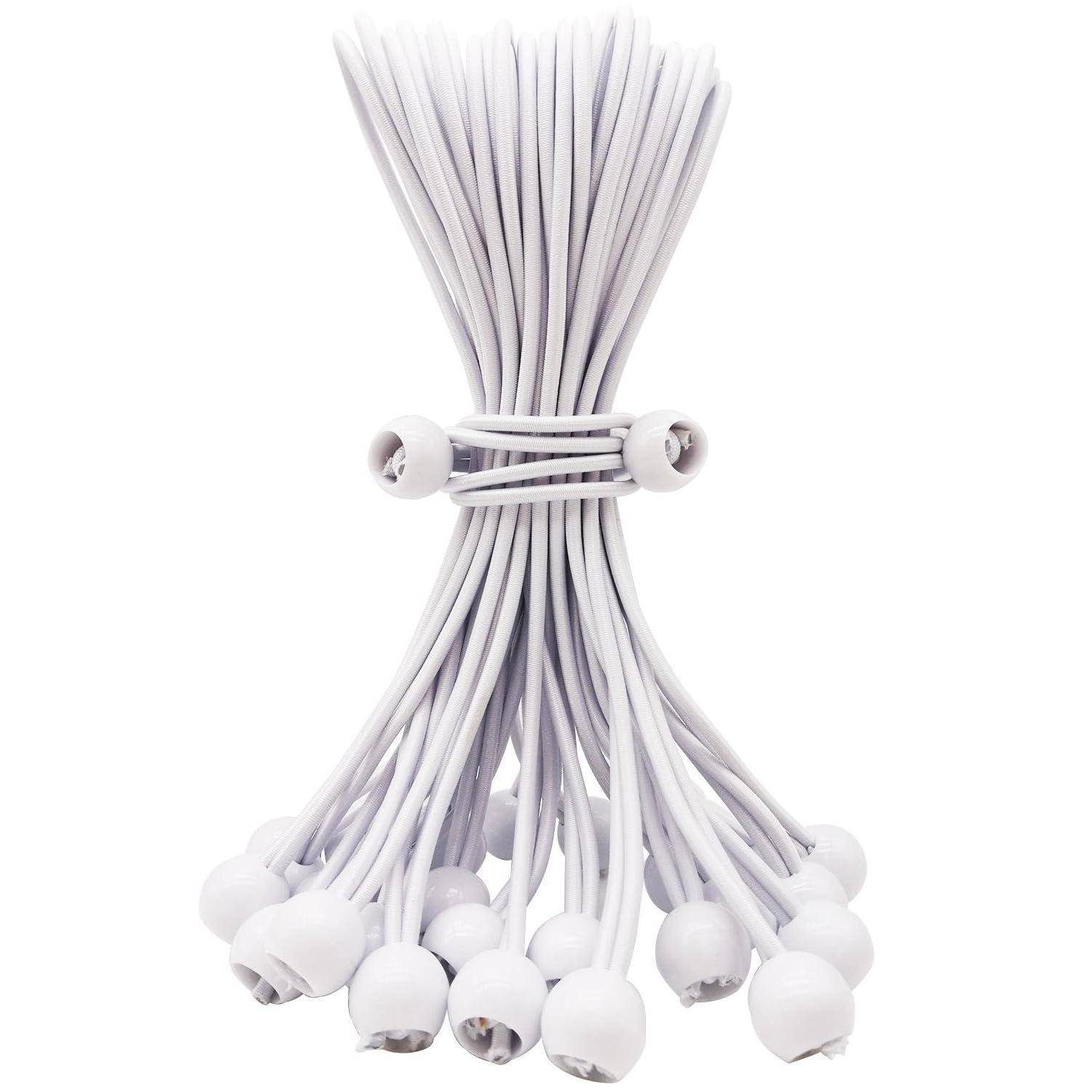 Bündel weißer Kabel mit runden Steckverbindern, die mit einem zentralen Band auf einfachem Hintergrund zusammengebunden sind.
