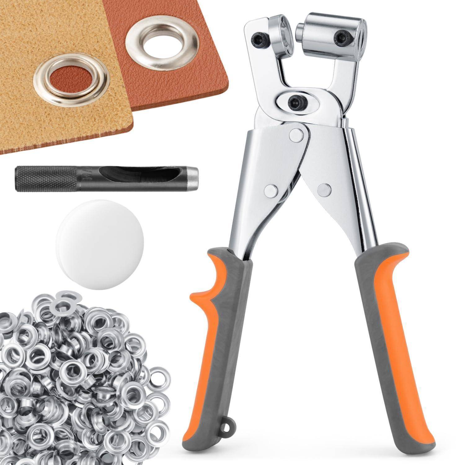 Metallösen-Werkzeugsatz mit Handpresse-Zange, Stanzteilen, Loch-Stempel, Setzblock und einem Haufen silberner Ösen auf weißem Hintergrund.