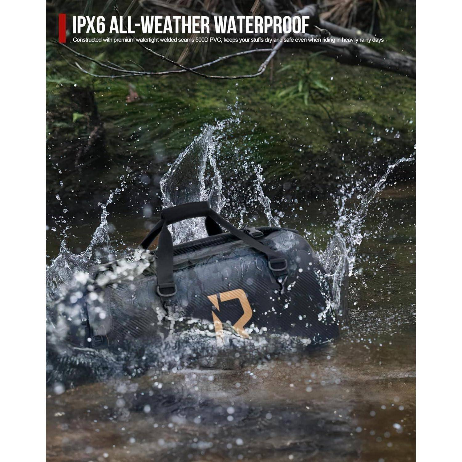 Wasserdichte Reisetasche, die durch Wasser spritzt, mit der Bezeichnung „IPX6 ALLWETTER-WASSERDICHT" und beschrieben als hergestellt mit wasserdichten verschweißten Nähten.