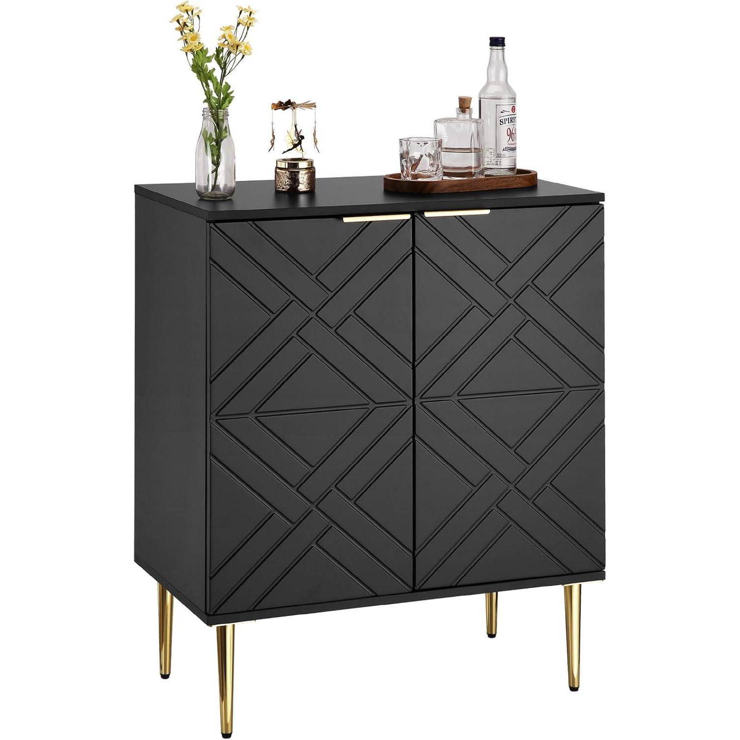 Schwarzer geometrischer zweittüriger Schrank auf goldenen Beinen, oben mit Blumen, einer Kerze und einem Tablett mit Glaswaren und einer Flasche.