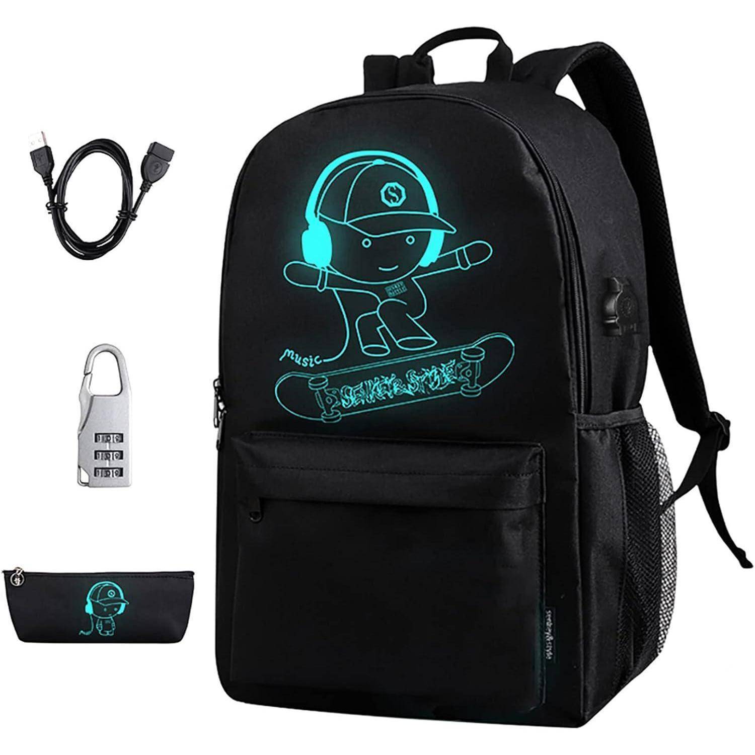 Schwarzer Rucksack mit leuchtendem blauem Skateboard-Fahrer-Grafik, gezeigt mit USB-Kabel, Zahlenkombinationsschloss und Federmäppchen-Zubehör.