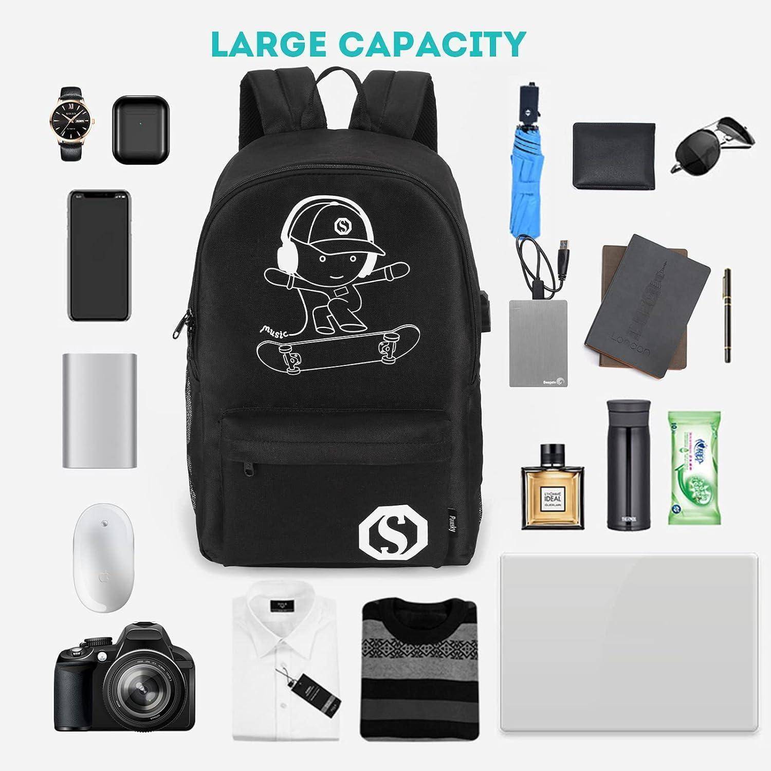 Schwarzer Rucksack mit Skateboardgrafik, dargestellt als großvolumiger Rucksack, umgeben von gepackten Gegenständen wie Laptop, Kamera, Handy, Tablet, Regenschirm, Kleidung, Geldbörse und Toilettenartikeln.