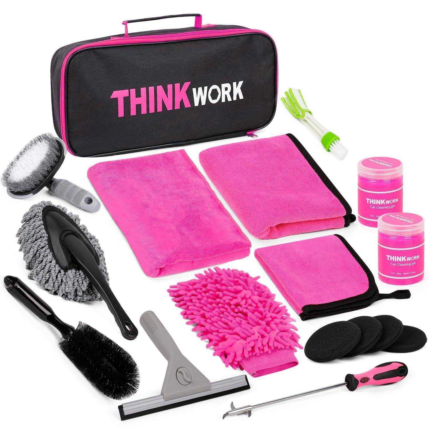 Thinkwork Autoreinigungs-Set mit schwarzem Tragekoffer und rosafarbenen Zubehörteilen: Handtücher, Waschhandschuh, Bürsten, Abzieher, Scheuertücher und Reinigerbehälter.