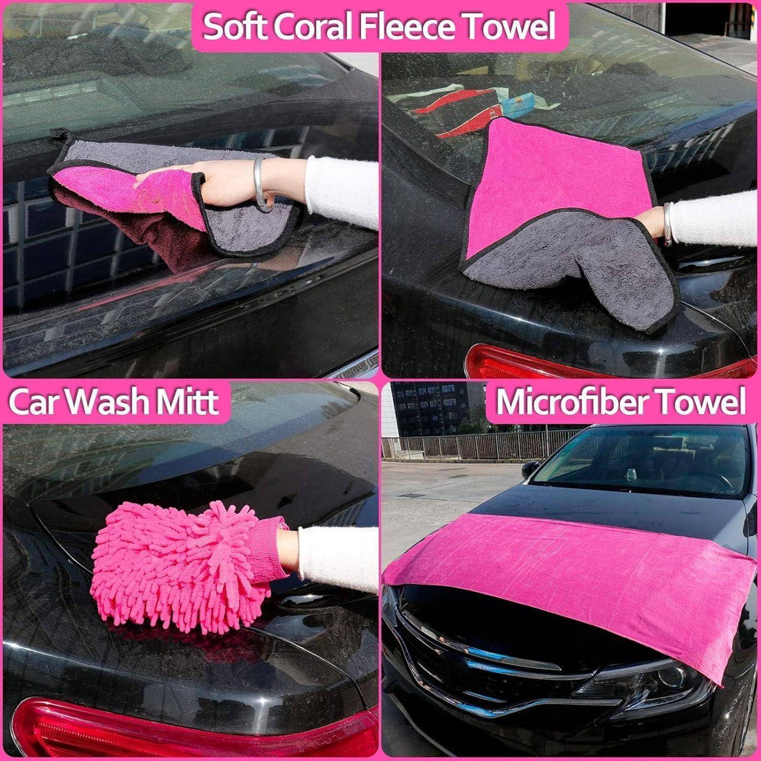 Vergleich von vier Autopflege-Produkten zeigt ein weiches Korallenvlies-Handtuch, einen Autowäsche-Handschuh und ein Mikrofaser-Handtuch, die auf einer Motorhaube und einer Windschutzscheibe verwendet werden.