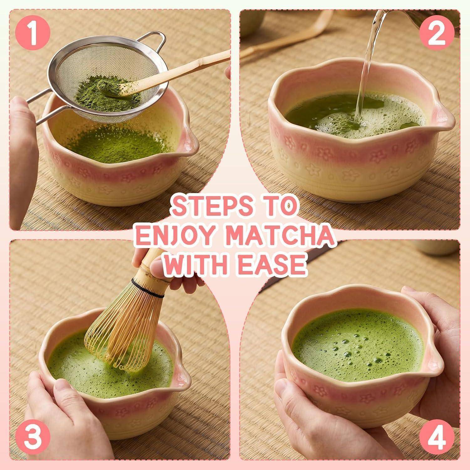 Vier-Schritt-Zubereitung von Matcha-Tee: Pulver sieben, heißes Wasser hinzufügen, aufschlagen, dann die fertige Schale halten. Der Text lautet „SCHRITTE ZUM MÜHELOSEN GENUSS VON MATCHA
