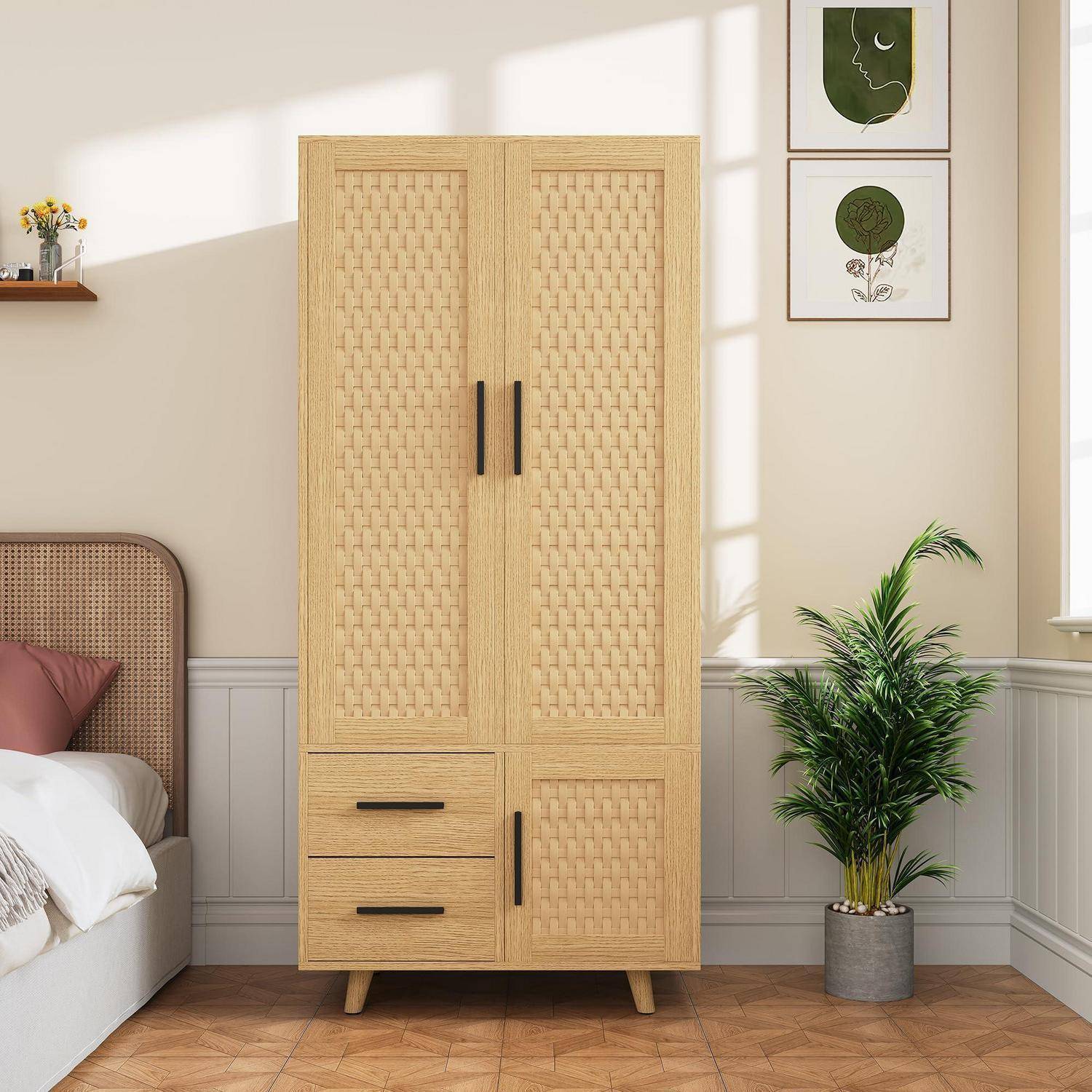Ein heller Holzschrank mit zwei geflochtenen Fronttüren und zwei Schubladen steht in einem Schlafzimmer neben einem Bett und einer Topfpflanze.