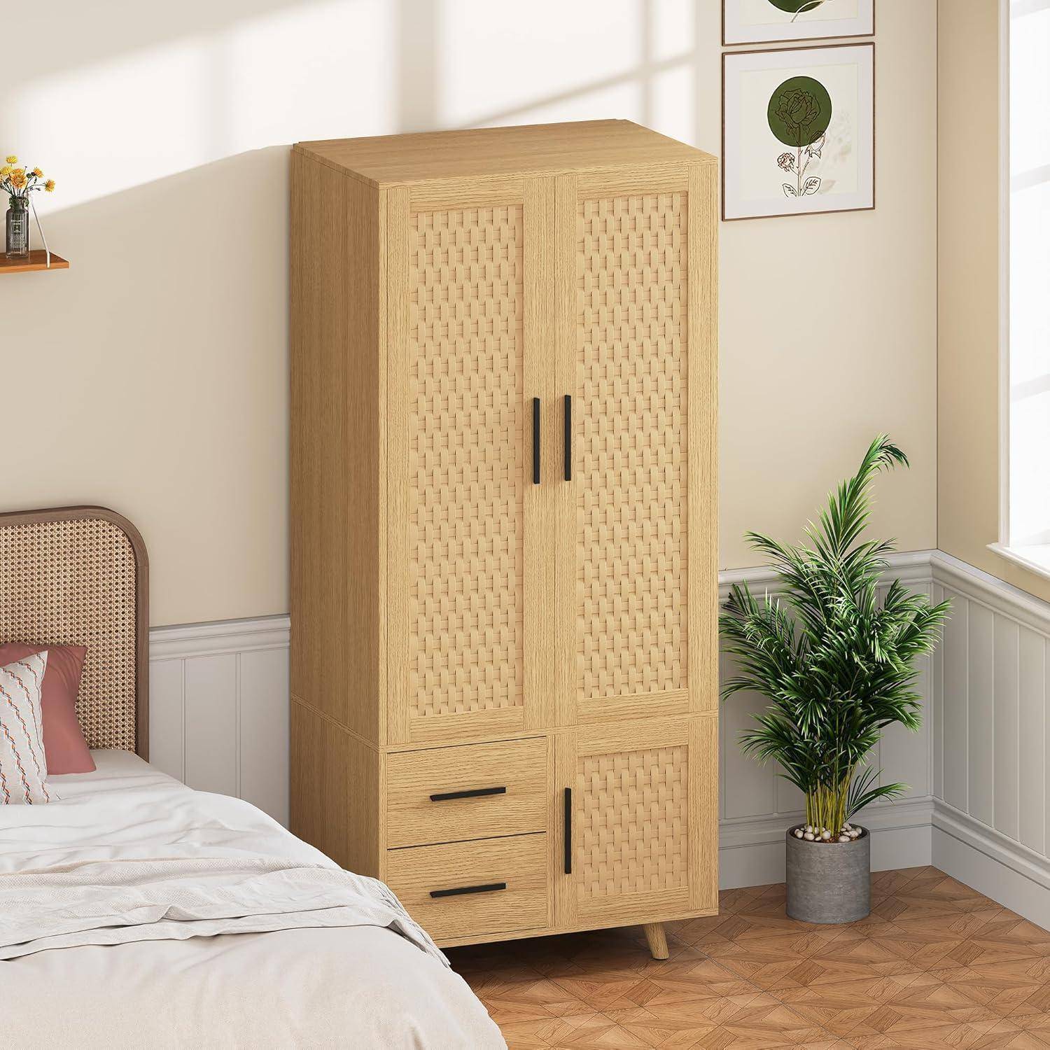 Heller Holzkleiderschrank mit geflochtenen Türen, schwarzen Griffen und zwei unteren Schubladen in einem sonnigen Schlafzimmer neben einem Bett und einer Topfpflanze.