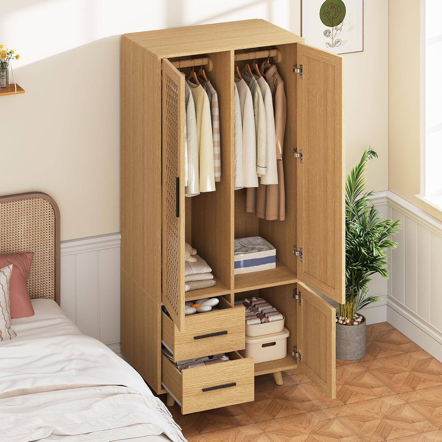 Offener hölzerner Kleiderschrank in einem Schlafzimmer, der hängende Kleidung, gefaltete Wäsche, Schubladen und Aufbewahrungsboxen neben einem Bett und einer Pflanze zeigt.