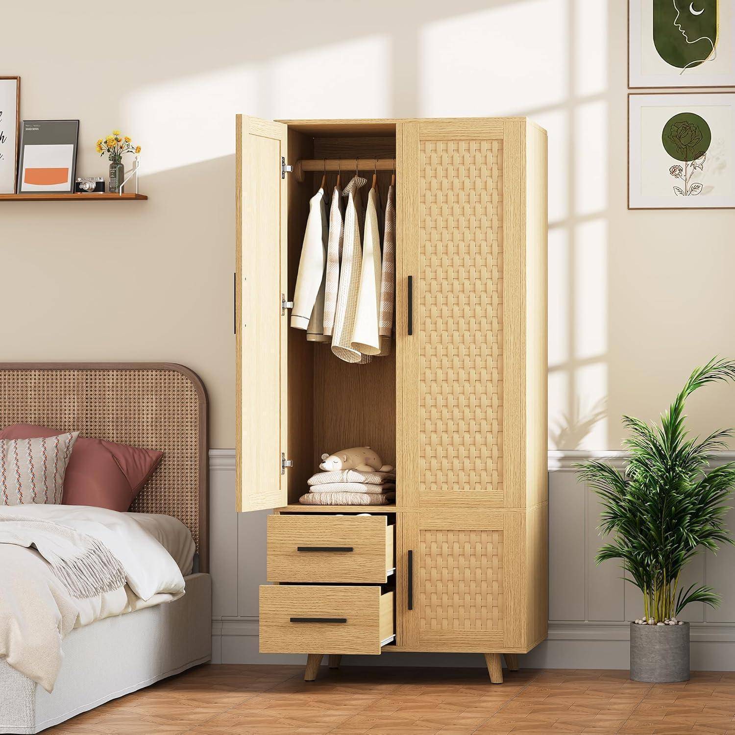 Offener Kleiderschrank aus hellem Holz mit hängenden Kleidern, gefalteten Handtüchern und Schubladen in einem ordentlichen Schlafzimmer neben einem Bett und einer Topfpflanze.