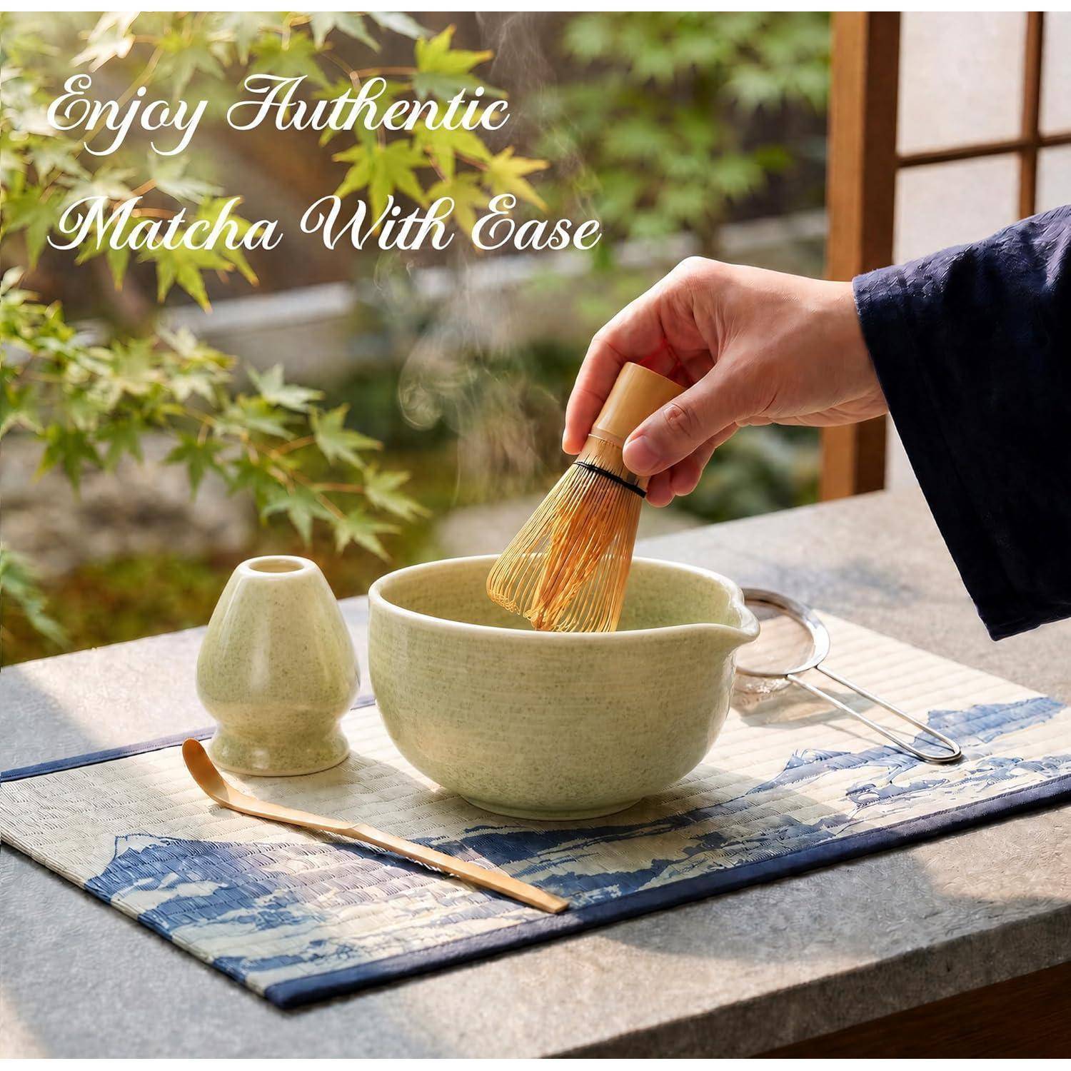 Matcha von Hand in einer Keramikschale verquirlt neben Teeutensilien, mit dem Text „Genießen Sie authentisches Matcha mühelos".