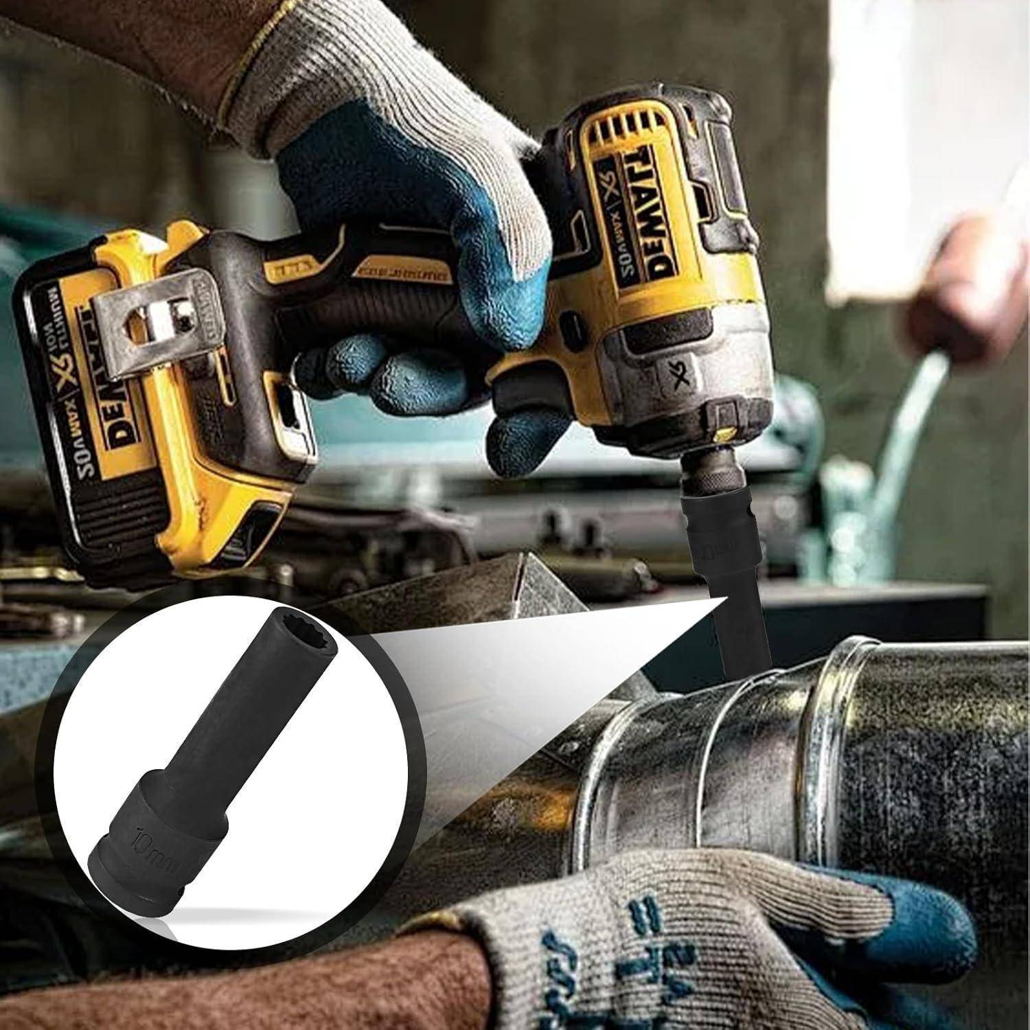 Handschuhgetragener Arbeiter verwendet einen DEWALT-Akkuschrauber mit Socketaufsatz, um eine Metallrohrverbindung festzuziehen; die Detailansicht zeigt die Socketbit in Nahaufnahme.