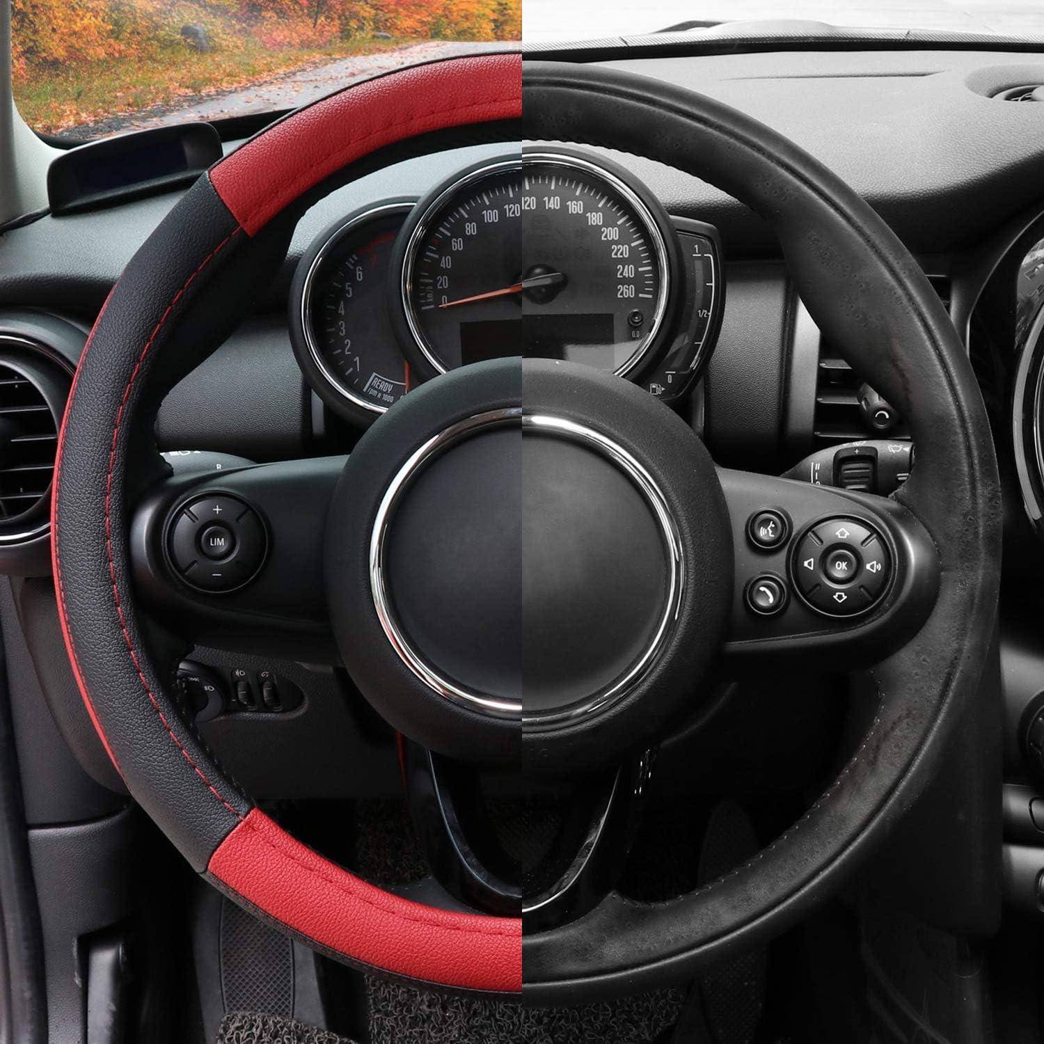Nahaufnahme eines Autolenkrads und Armaturenbretts, mit einem rot-schwarz umwickelten Lenkrad mit Steuertasten und einem Tacho dahinter.