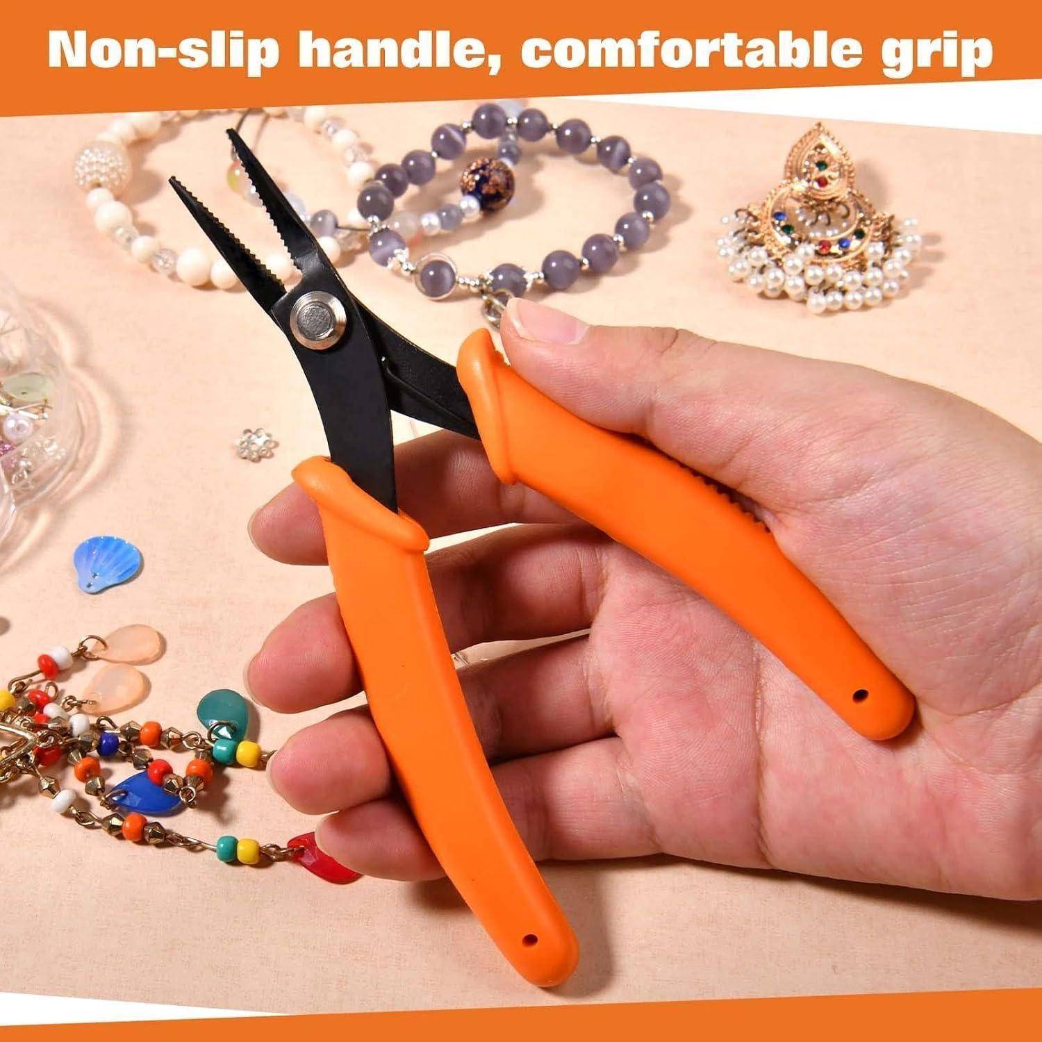 Hand hält orangefarbige Spitzzange über Schmuckperlen und Ohrringe, mit Text „Rutschfester Griff, komfortables Fassen" oben.