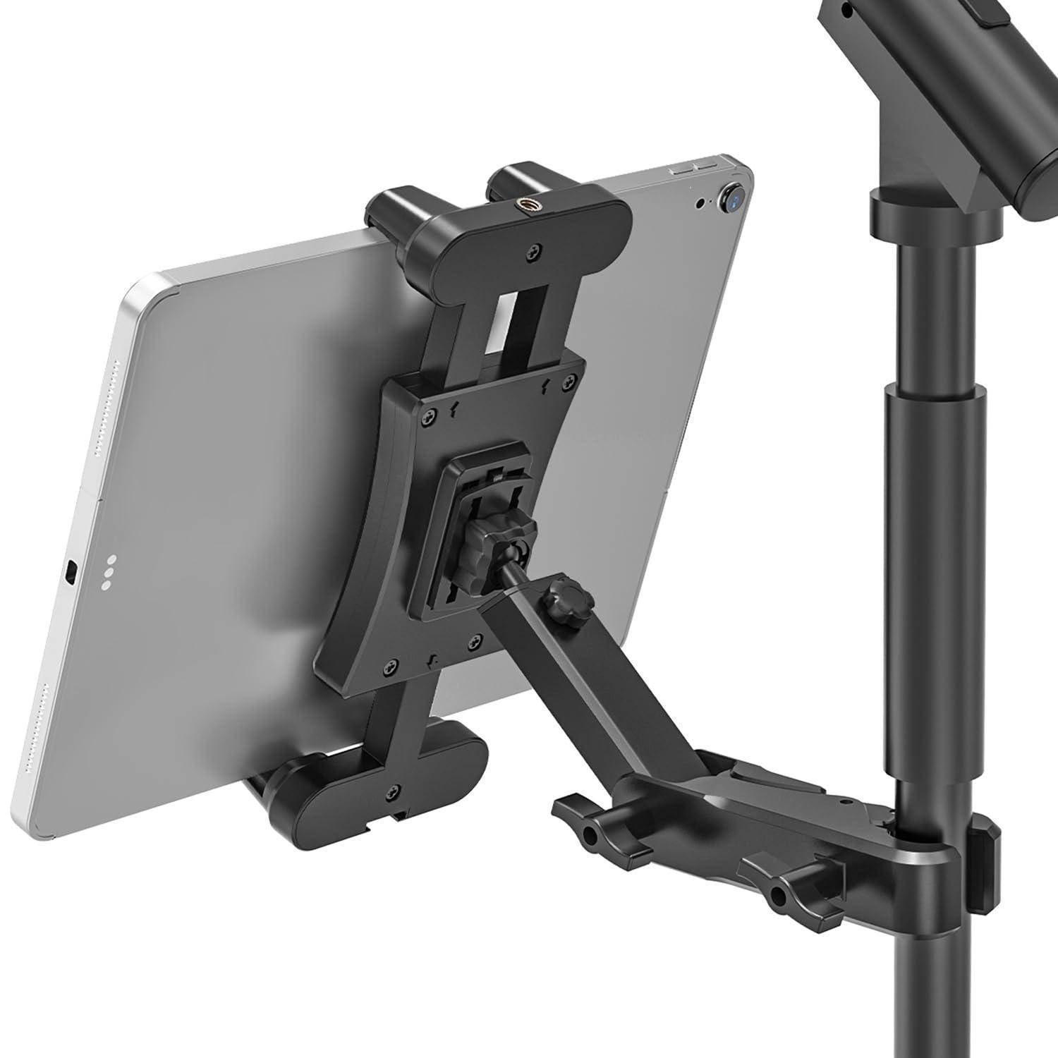 Verstellbare Tablethalterung mit Klemme, an einem Pfosten montiert, von hinten gezeigt mit einem Arm und einer Drehhalterung, die ein Tablet sichert.