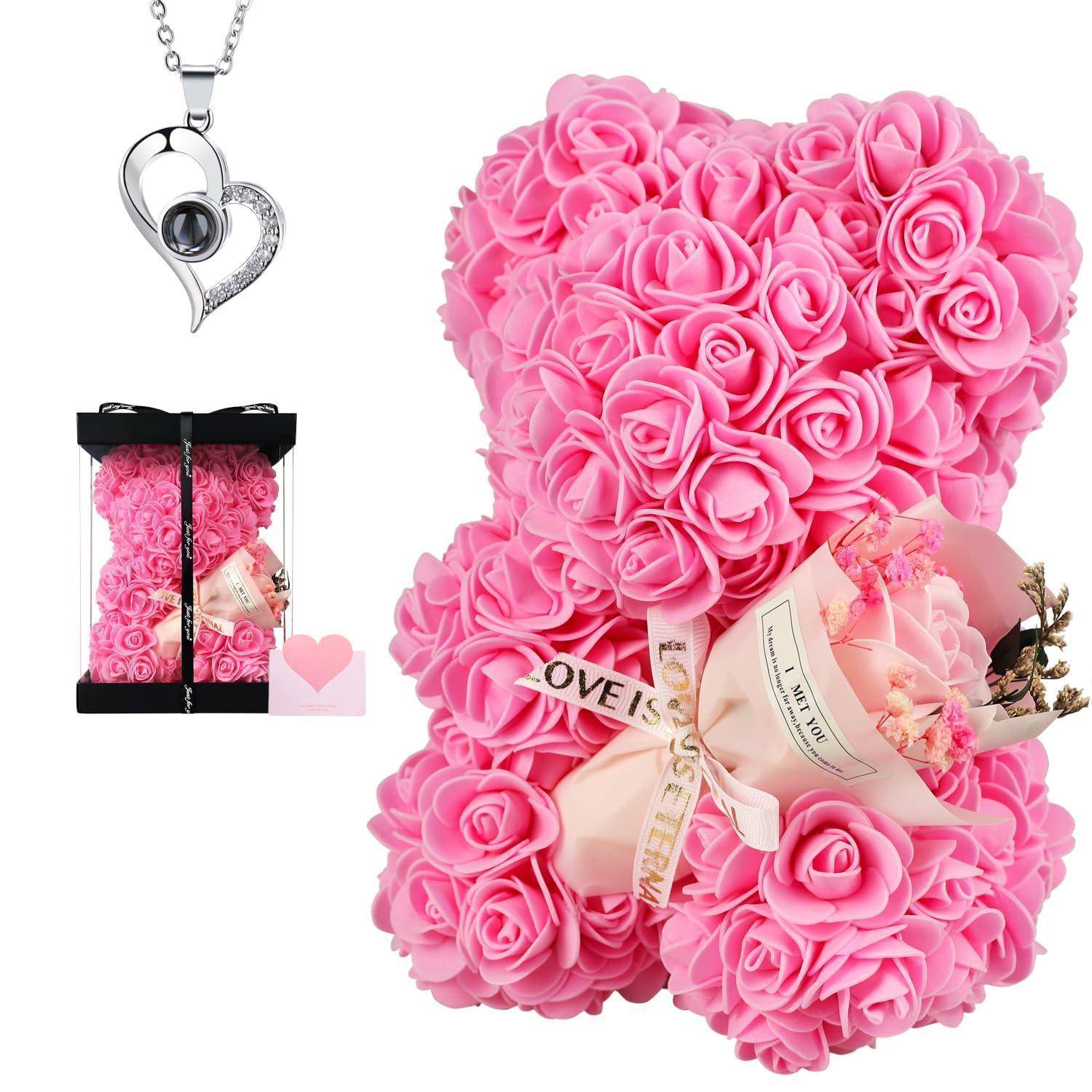 Rosa rosenförmiger Teddybär als Geschenk mit Schleife und Blumenstrauß, gezeigt mit einer Herzkette und verpacktem Karton.