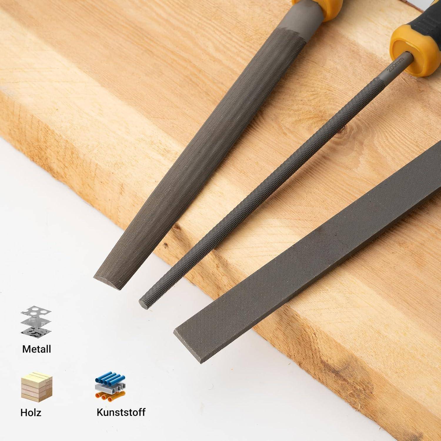 Drei Metallfeilen auf einem Holzbrett, beschriftet als geeignet für Metall, Holz und Kunststoff.